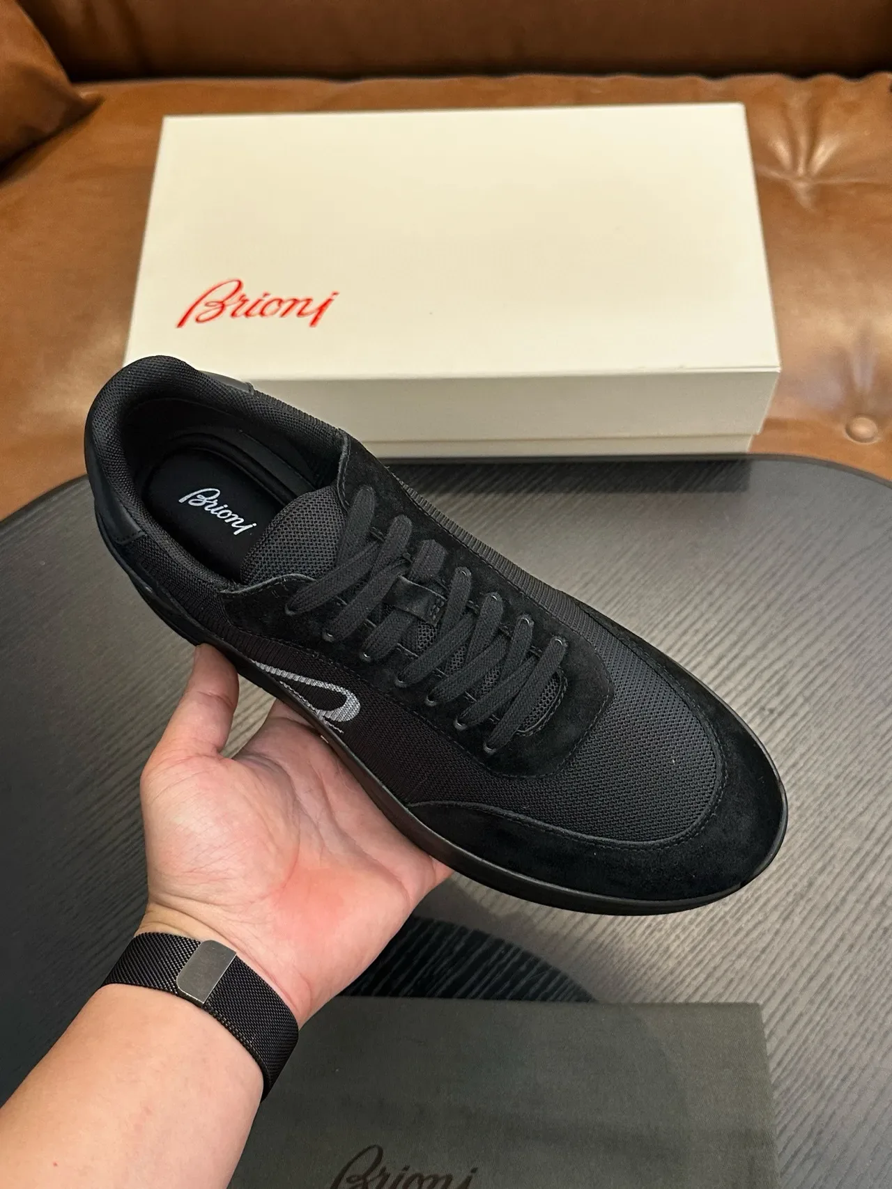 Ferragamo Zapatilla negra de malla y ante con logo 3