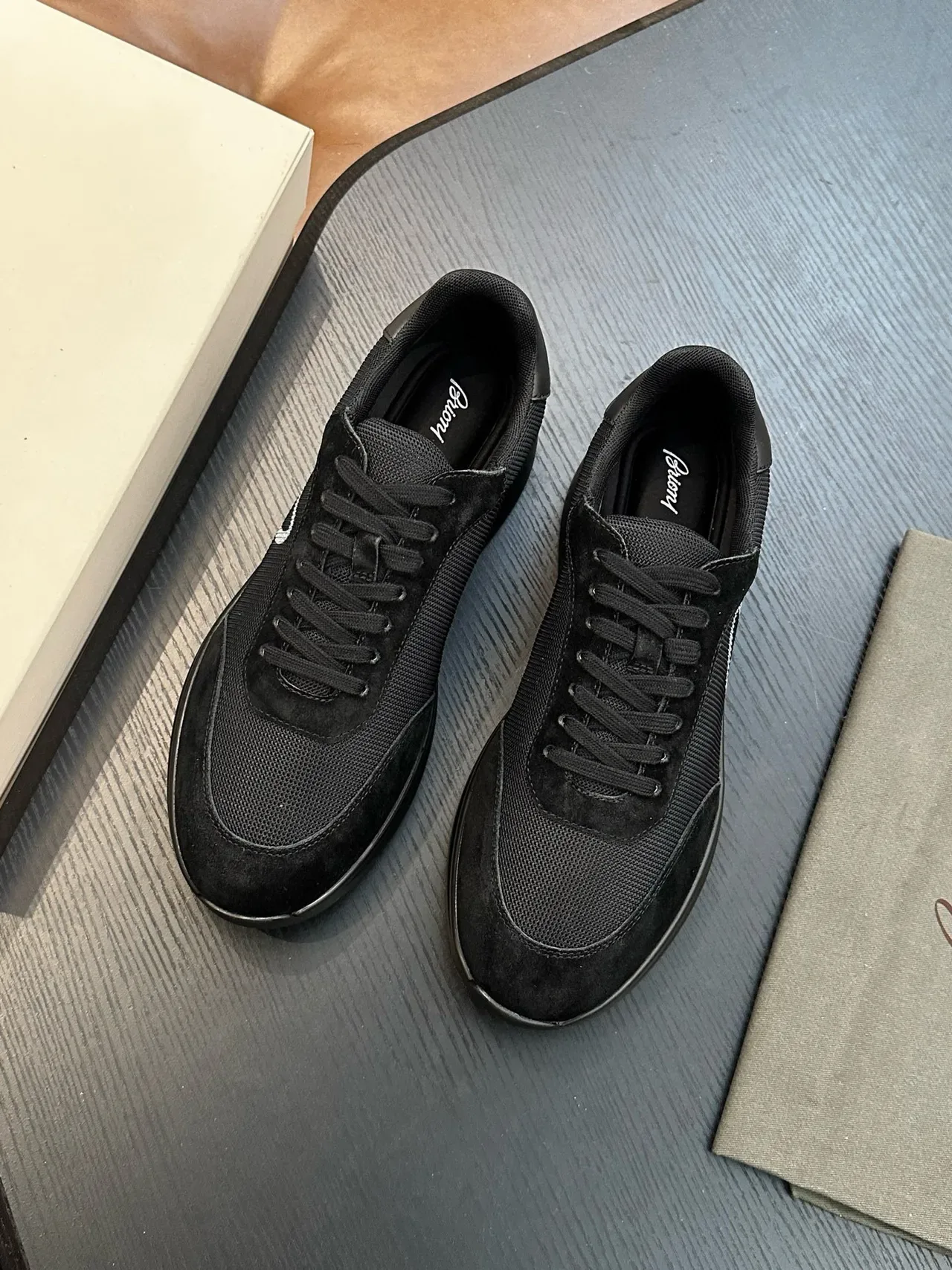 Ferragamo Zapatilla negra de malla y ante con logo 4