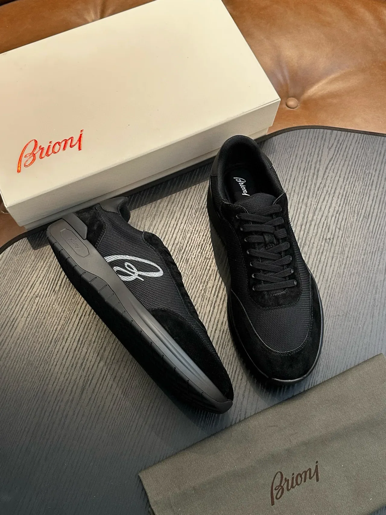 Ferragamo Zapatilla negra de malla y ante con logo 5
