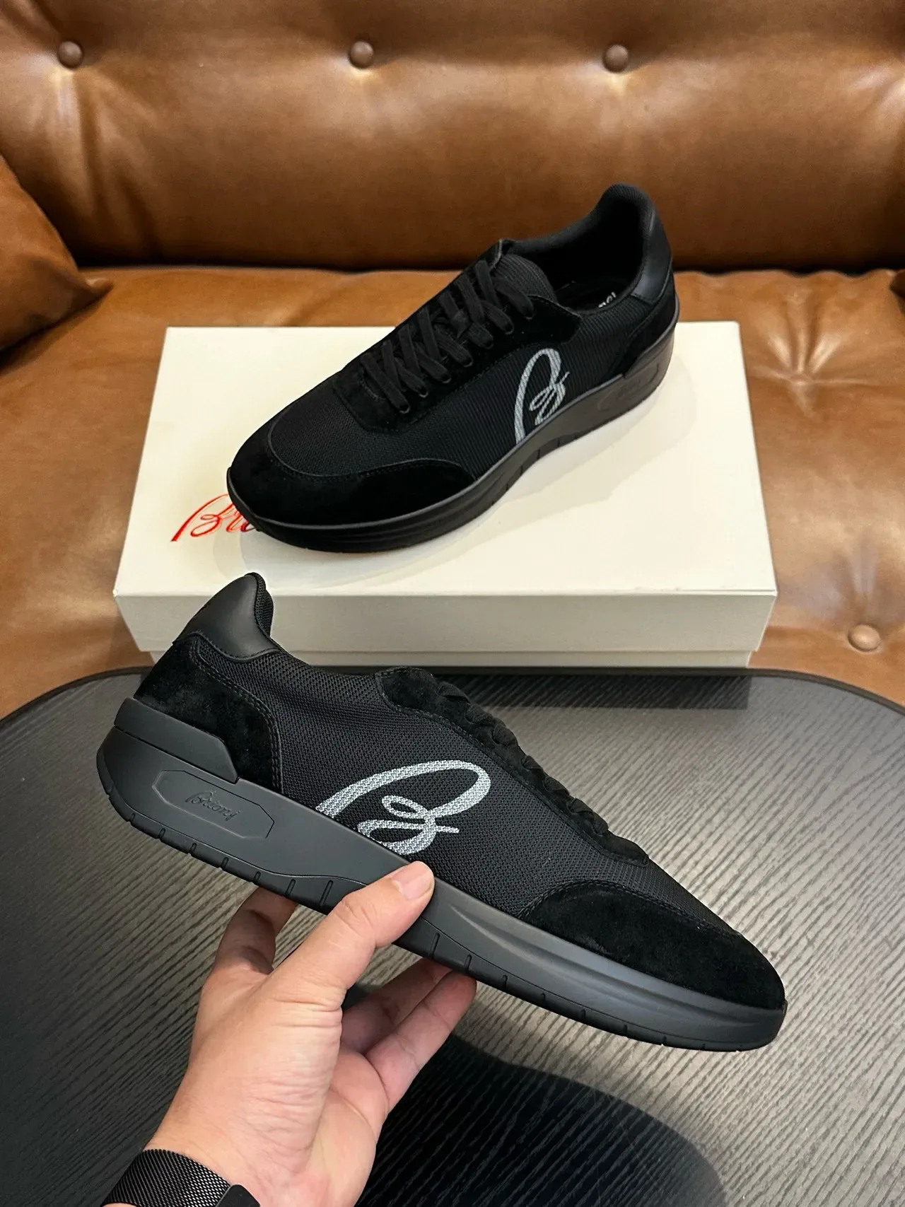 Ferragamo Zapatilla negra de malla y ante con logo 6