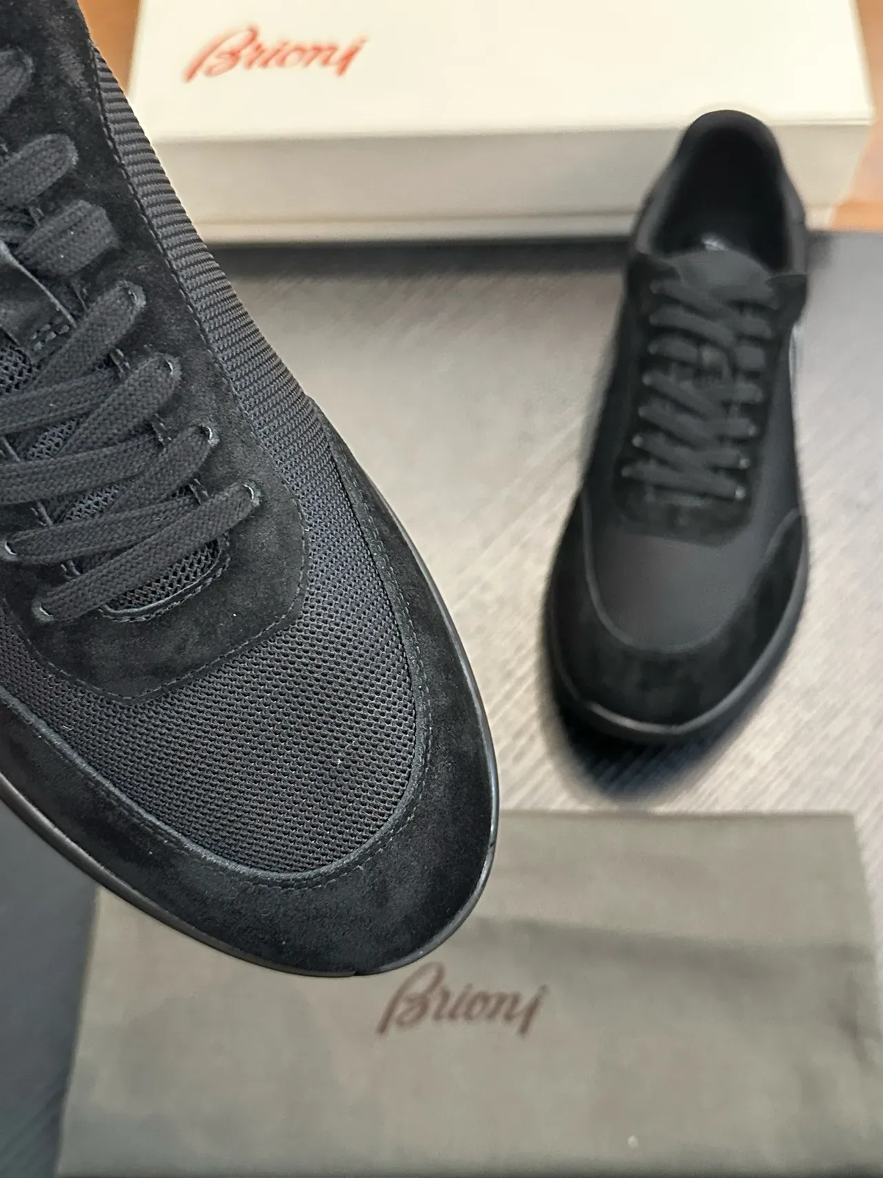 Ferragamo Zapatilla negra de malla y ante con logo 7