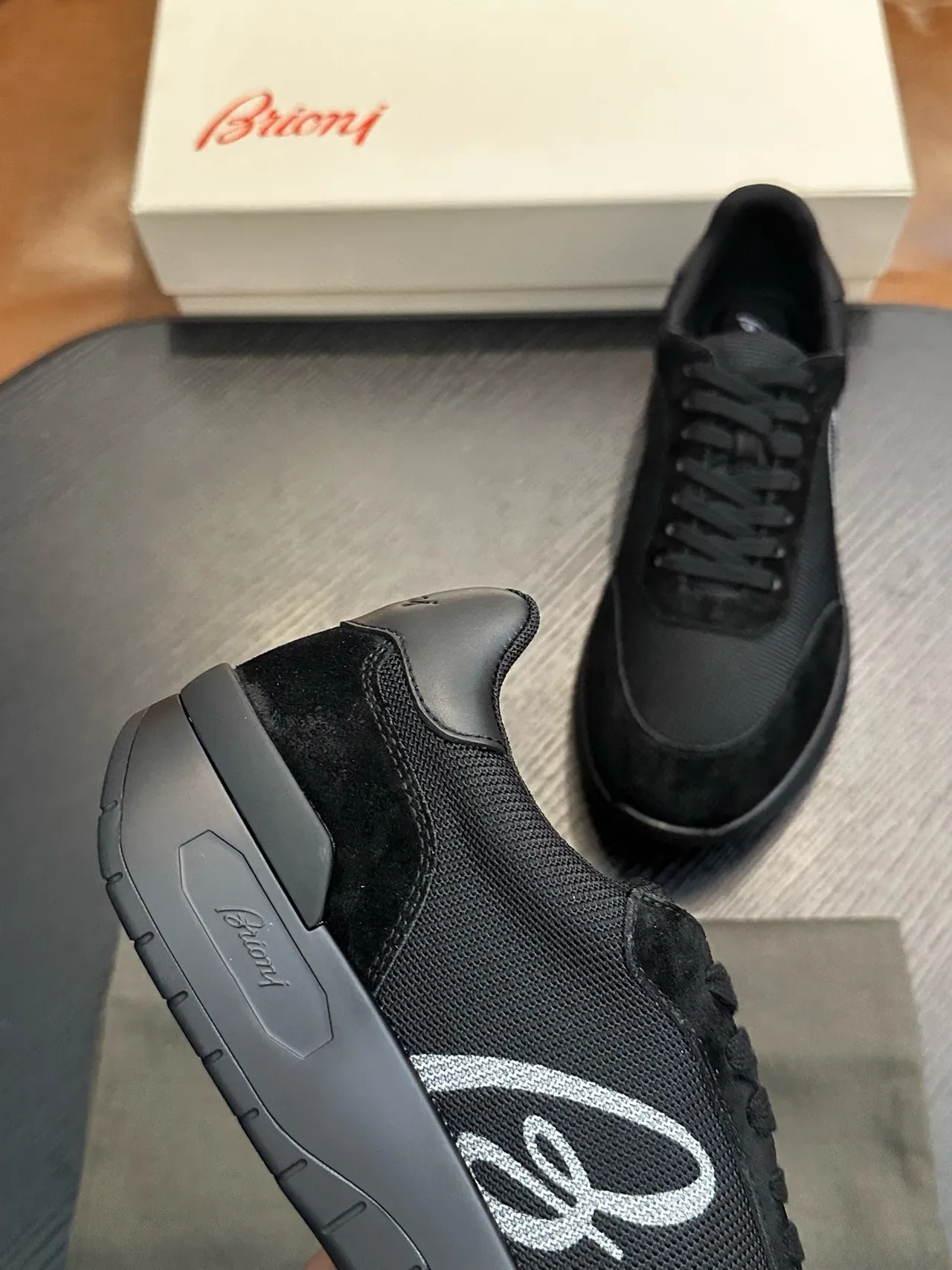 Ferragamo Zapatilla negra de malla y ante con logo 8