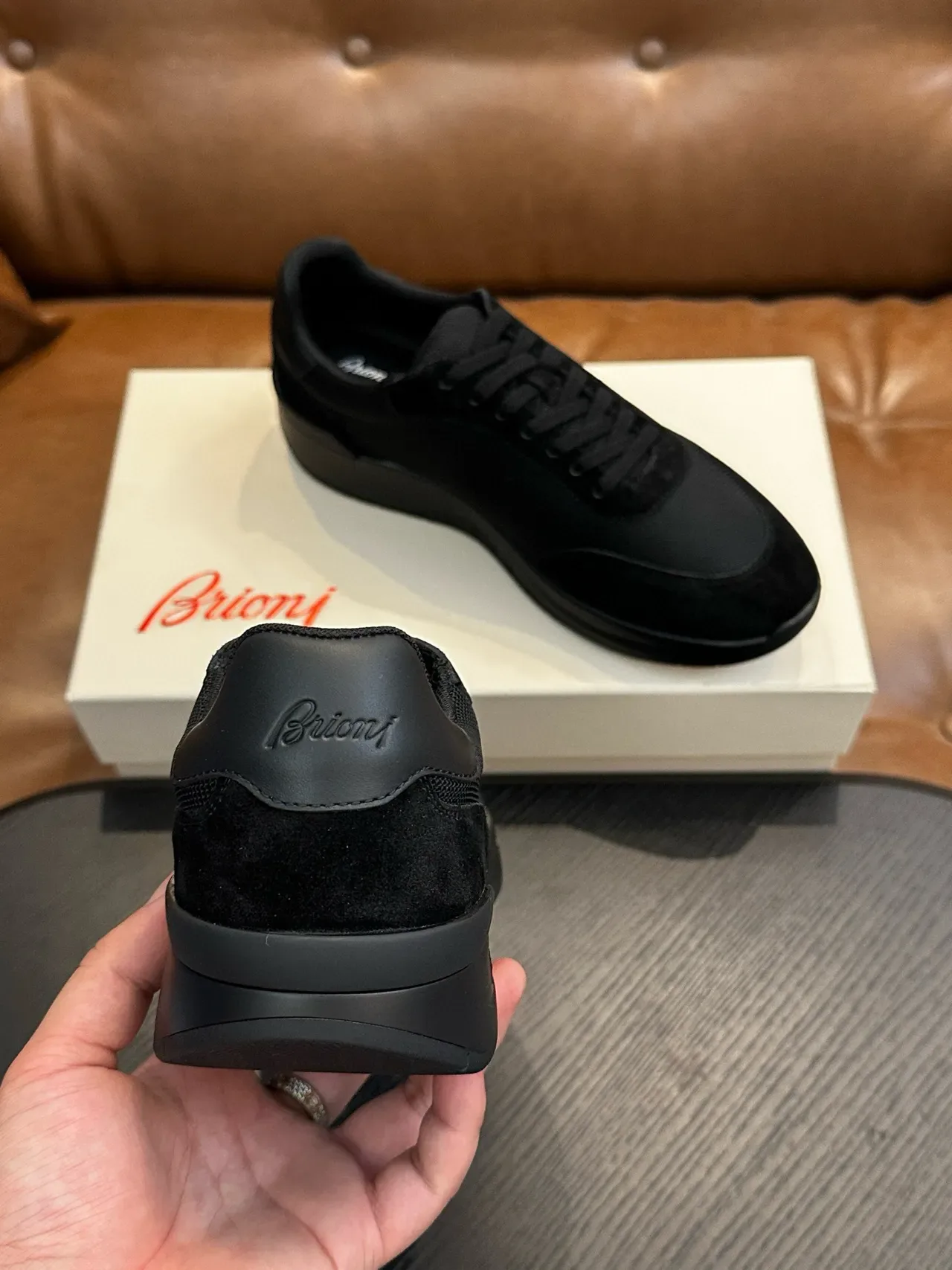 Ferragamo Zapatilla negra de malla y ante con logo 9