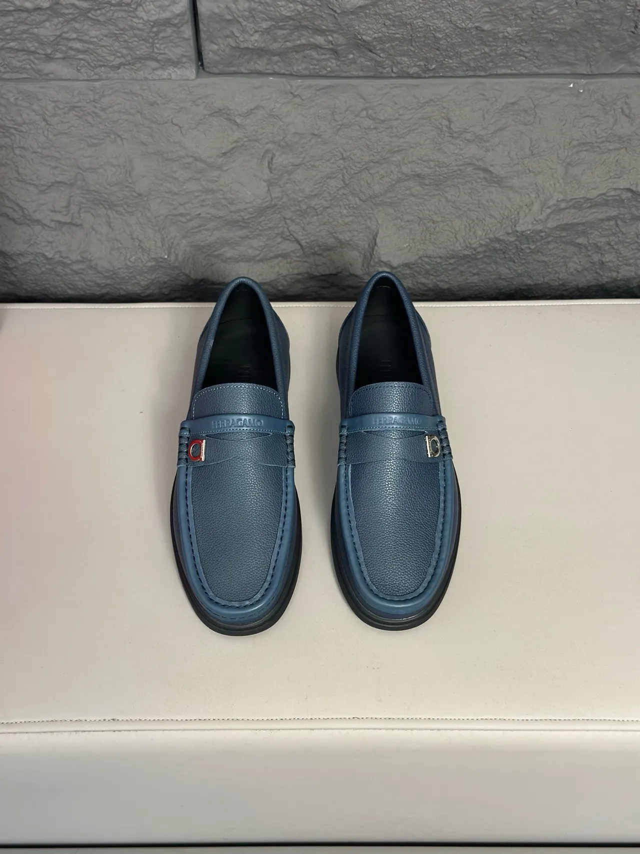Salvatore Ferragamo Gancini Loafer Mocassim Couro Granulado Azul 2