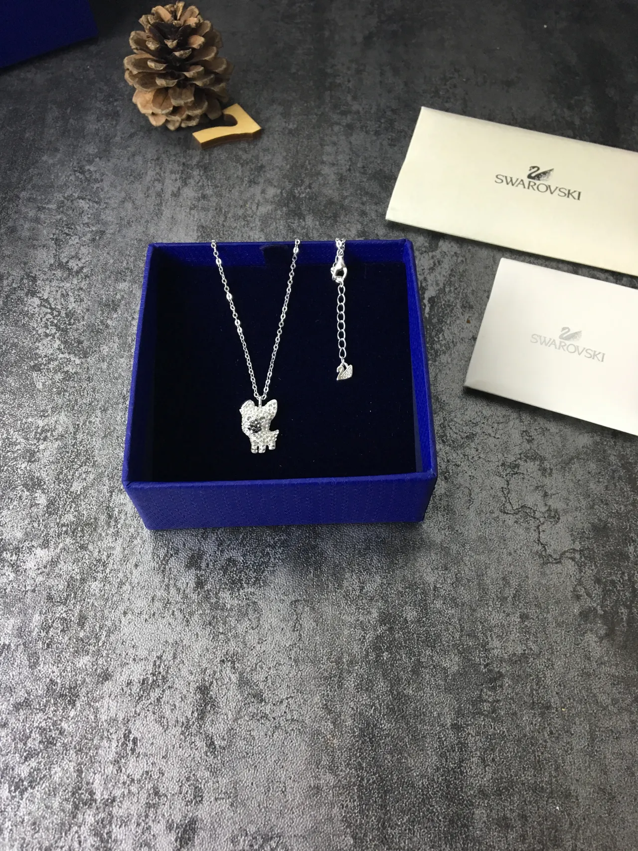 Swarovski क्रिस्टल से सजाया कुत्ता चार्म नेकलस 3