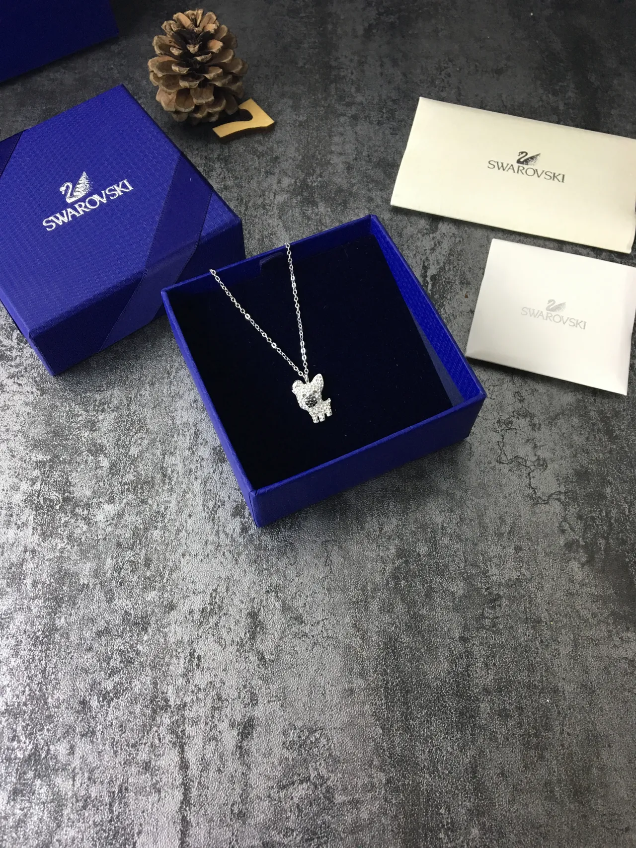 Swarovski क्रिस्टल से सजाया कुत्ता चार्म नेकलस 4