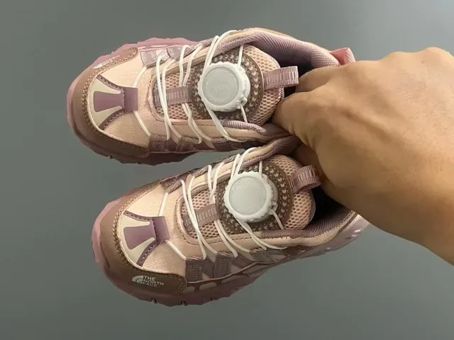 The North Face Sneakers Lifestyle Rose Beige à Semelle Chunky, Tige en Mesh-Synthétique à Couches 11