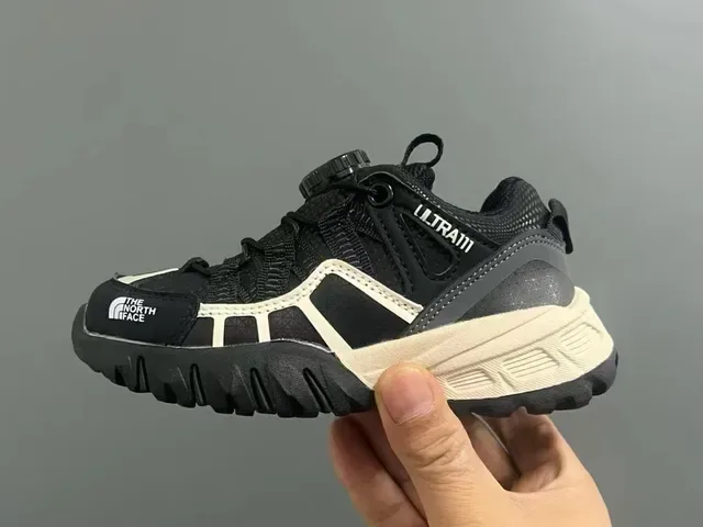 The North Face Sneakers Lifestyle Rose Beige à Semelle Chunky, Tige en Mesh-Synthétique à Couches 21