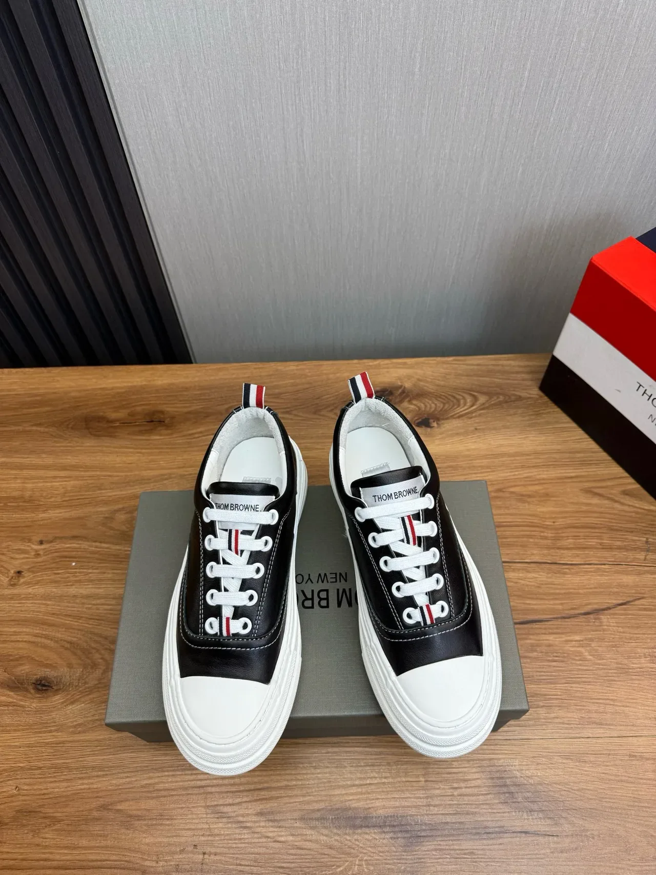 Thom Browne 经典皮革运动鞋 黑色 白色 红色 海军蓝 生活方式运动鞋 2