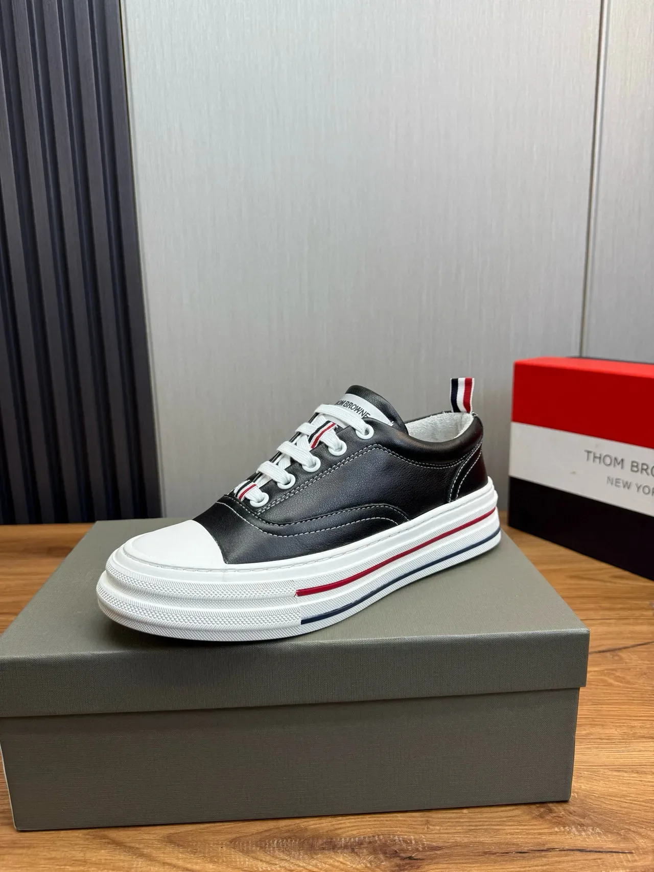 Thom Browne 经典皮革运动鞋 黑色 白色 红色 海军蓝 生活方式运动鞋 3