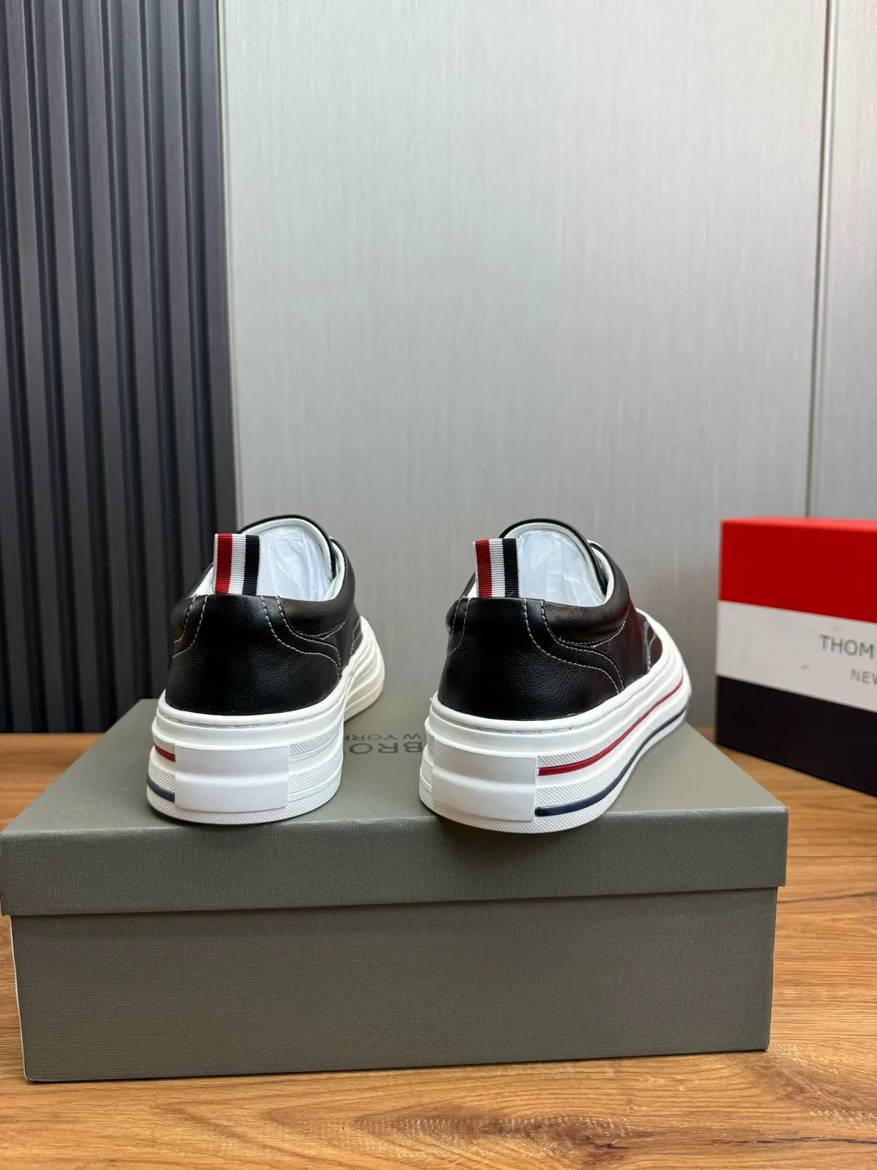 Thom Browne 经典皮革运动鞋 黑色 白色 红色 海军蓝 生活方式运动鞋 4