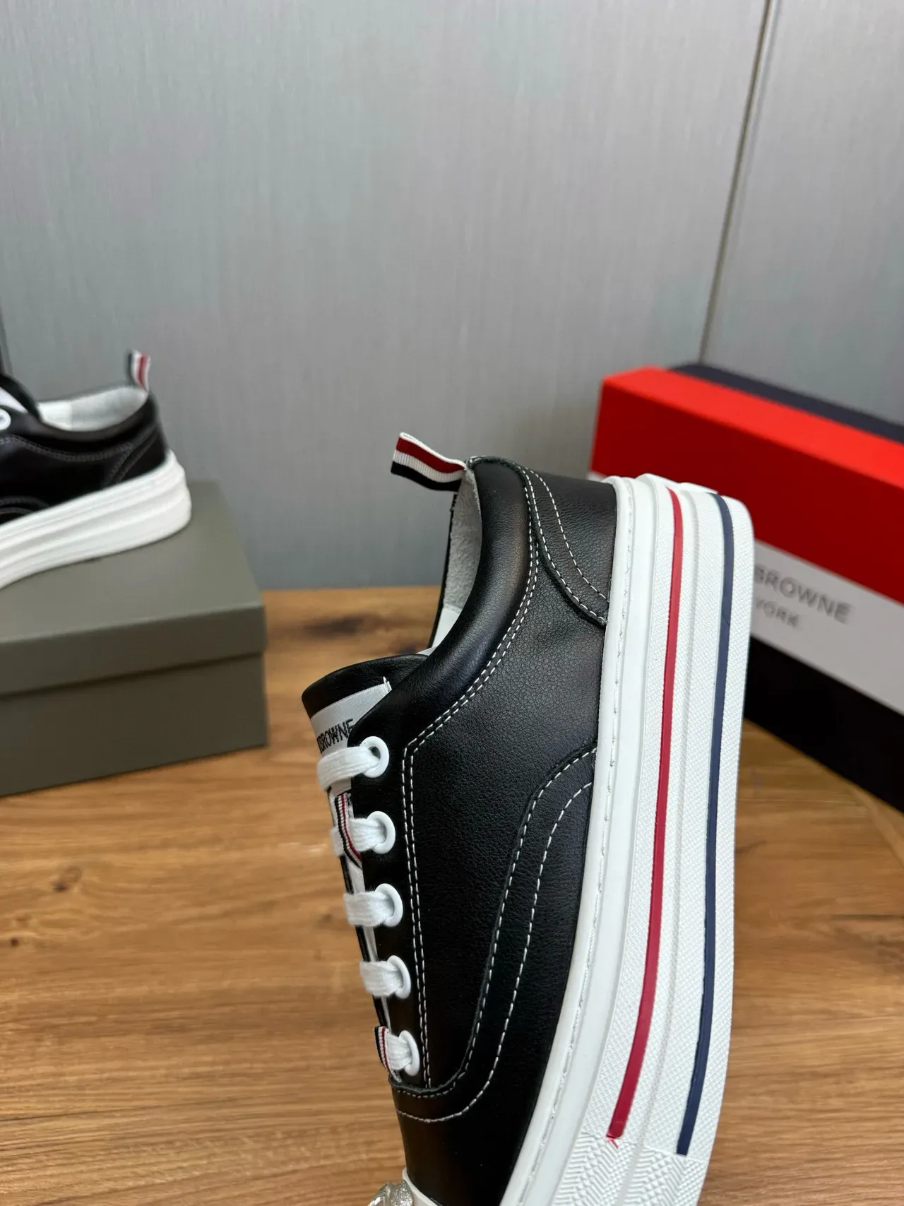 Thom Browne 经典皮革运动鞋 黑色 白色 红色 海军蓝 生活方式运动鞋 8