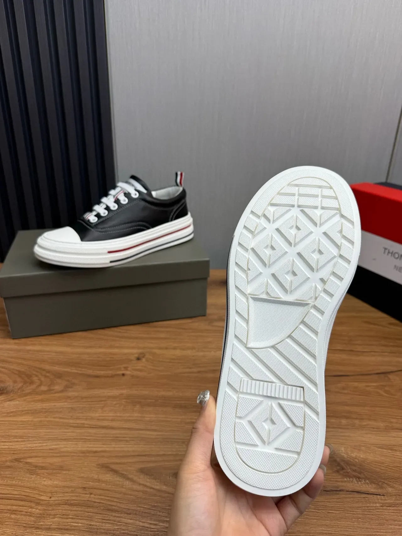 Thom Browne 经典皮革运动鞋 黑色 白色 红色 海军蓝 生活方式运动鞋 9