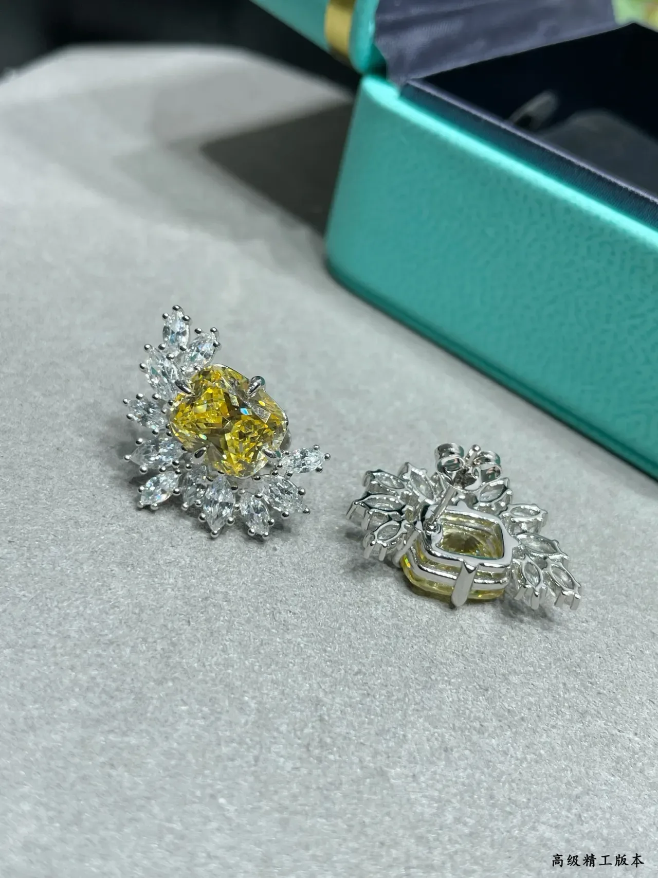 Tiffany & Co. Aretes con Halo Floral de Gemas Amarillas y Blancas 3