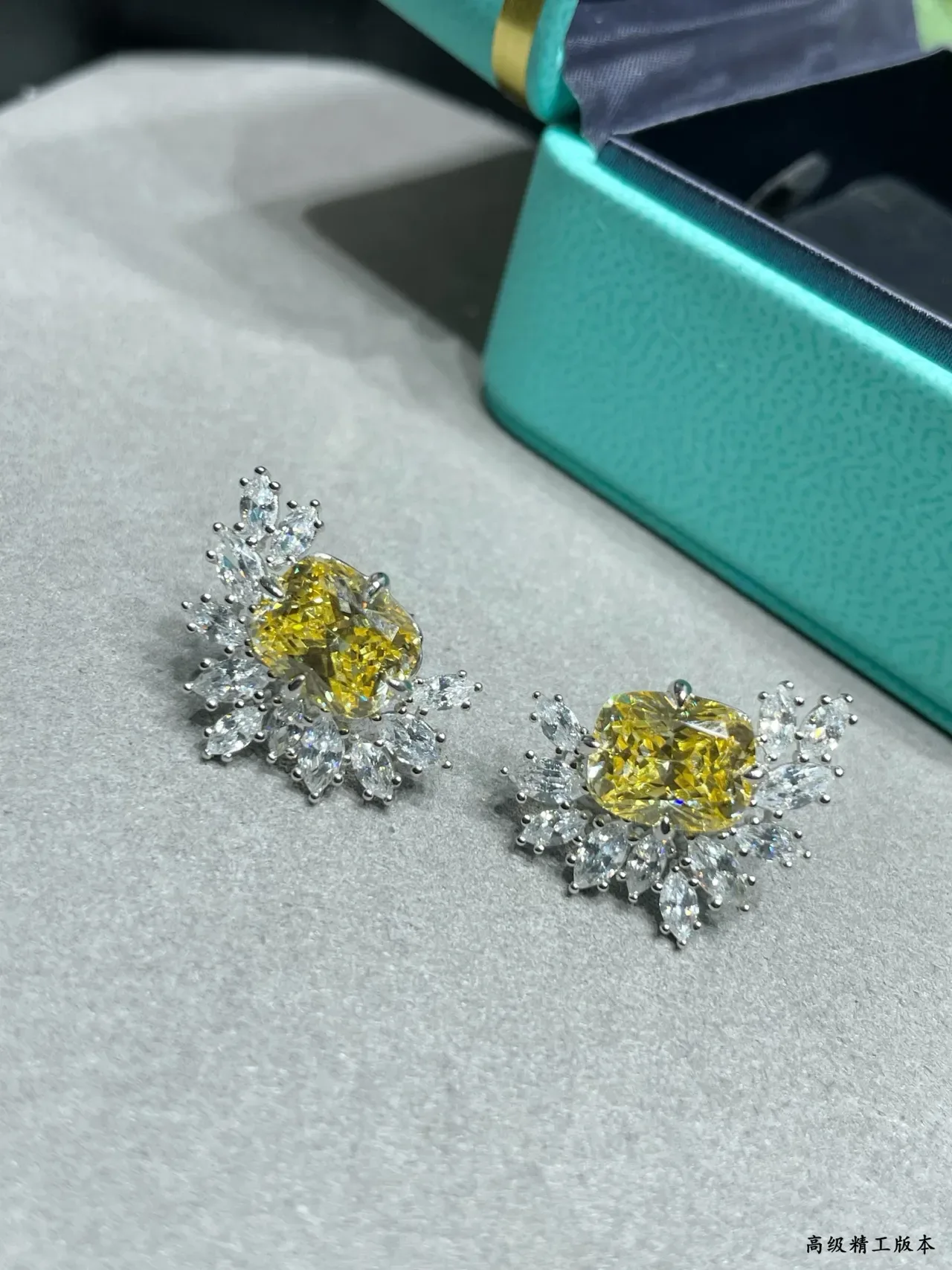 Tiffany & Co. Aretes con Halo Floral de Gemas Amarillas y Blancas 4