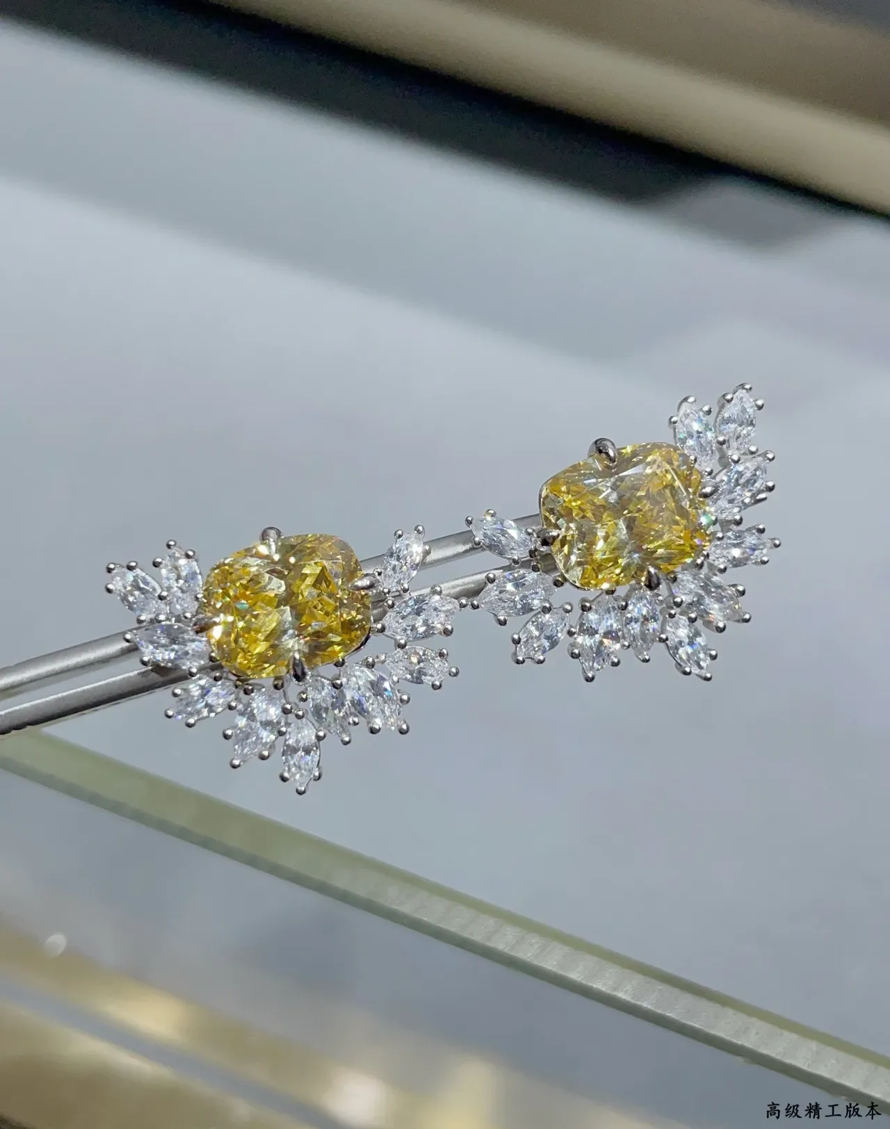 Tiffany & Co. Aretes con Halo Floral de Gemas Amarillas y Blancas 5