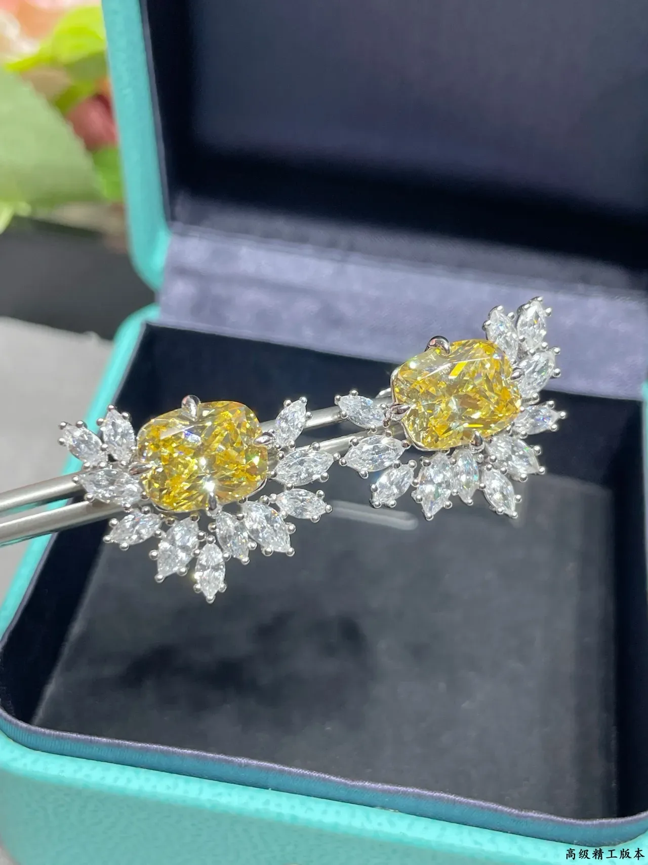 Tiffany & Co. Aretes con Halo Floral de Gemas Amarillas y Blancas 6