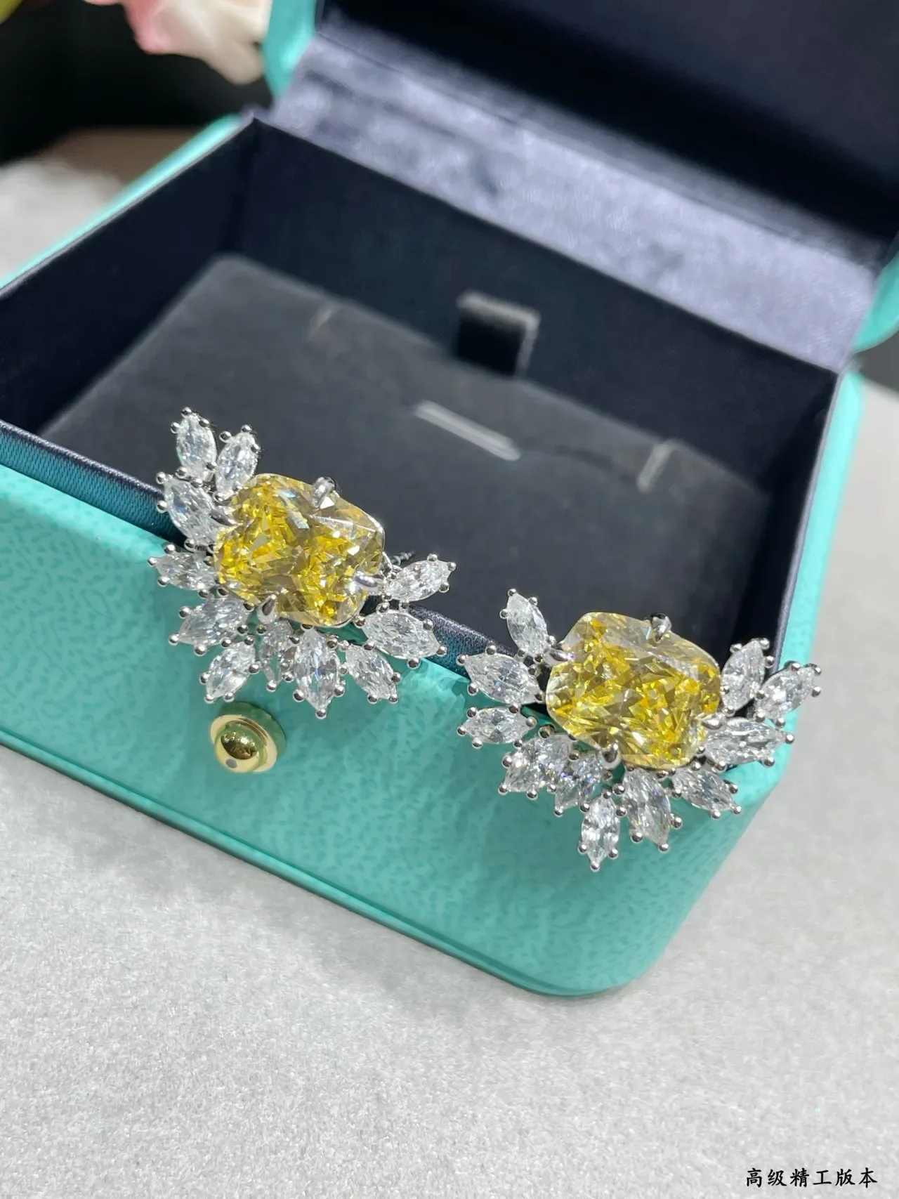 Tiffany & Co. Aretes con Halo Floral de Gemas Amarillas y Blancas 7