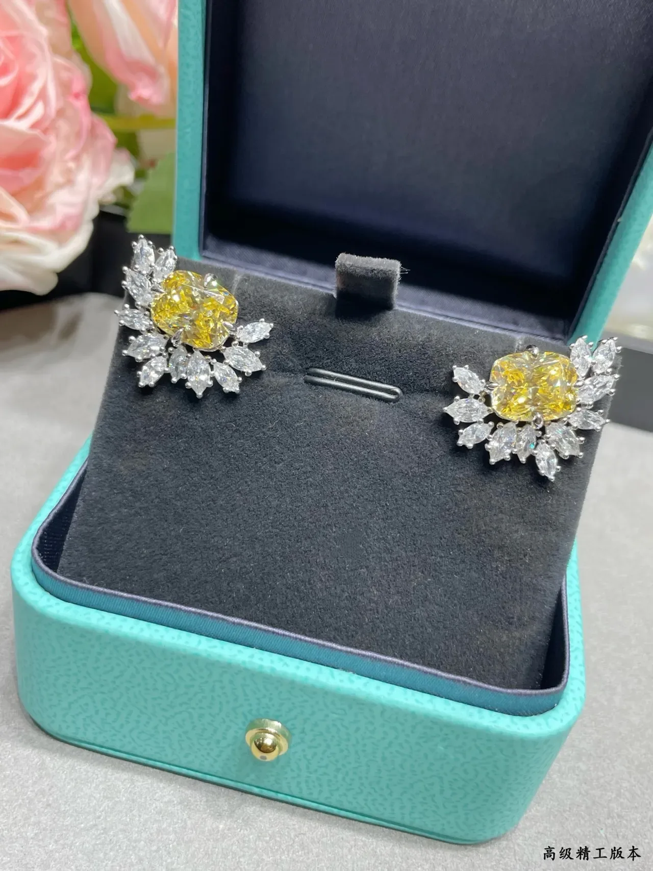 Tiffany & Co. Aretes con Halo Floral de Gemas Amarillas y Blancas 8