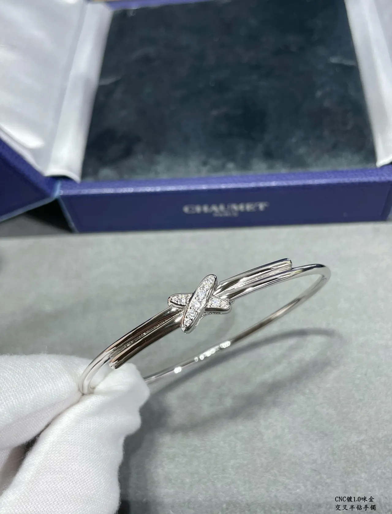 टिफनी एंड कंपनी चांदी और सोना Pavé Diamond-Set X-Knot Motif ब्रेसलेट 3