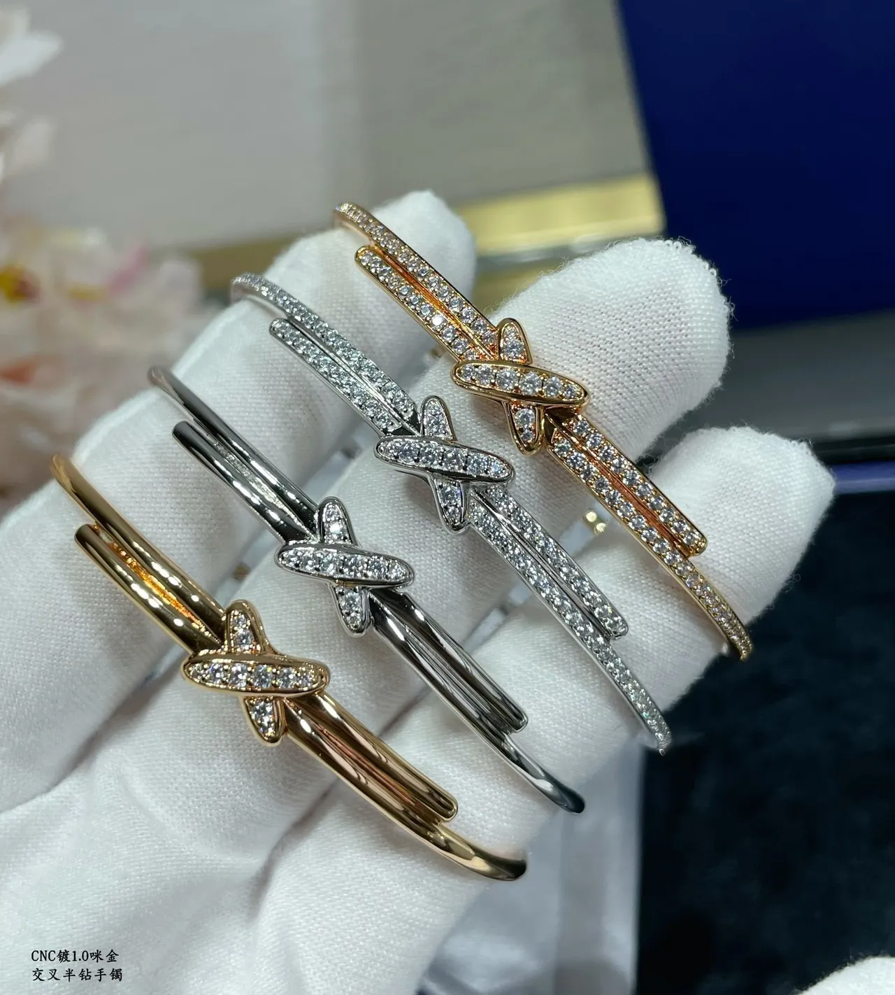 टिफनी एंड कंपनी चांदी और सोना Pavé Diamond-Set X-Knot Motif ब्रेसलेट 4