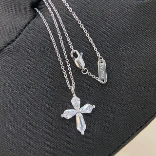 Tiffany & Co. चांदी पारदर्शी क्रॉस पेंडेंट बैगेट-कट स्टोन्स नेकलेस