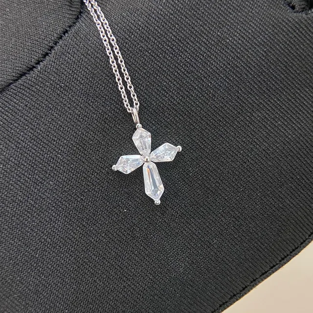 Tiffany & Co. Collar con colgante de cruz plateado transparente con piedras de corte baguette 3