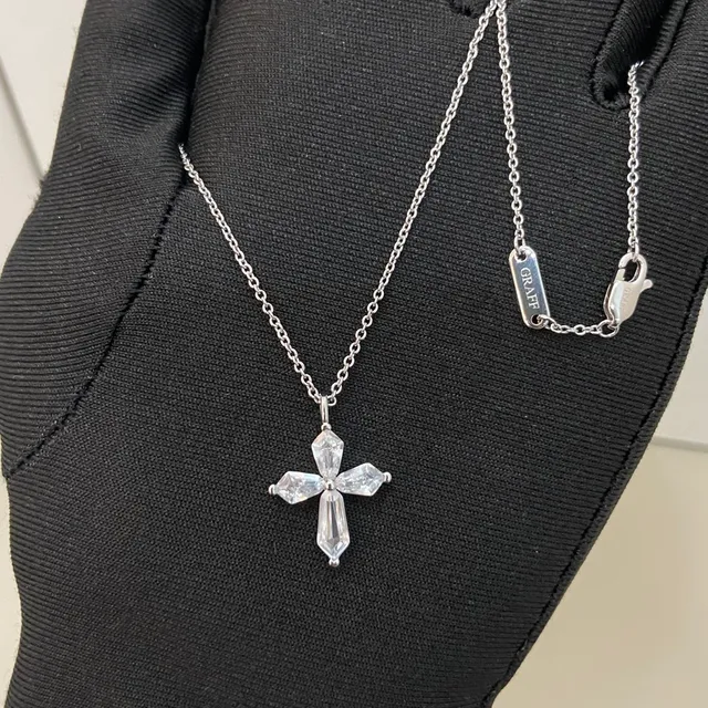 Tiffany & Co. Collar con colgante de cruz plateado transparente con piedras de corte baguette 5