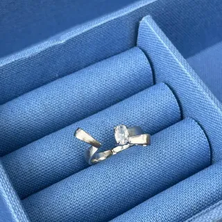 Tiffany & Co. स्प्लिट शैंक ओवल सोलिटेयर अंगूठी