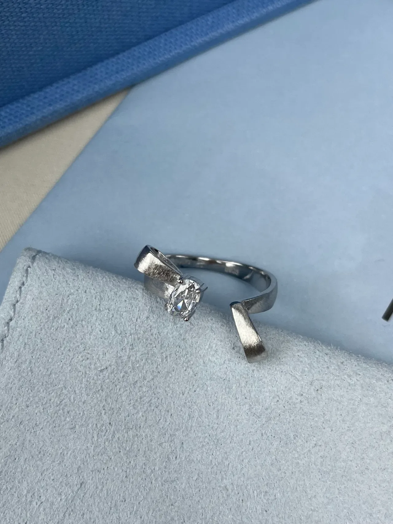 Tiffany & Co. Bague solitaire ovale à shank fendu 9