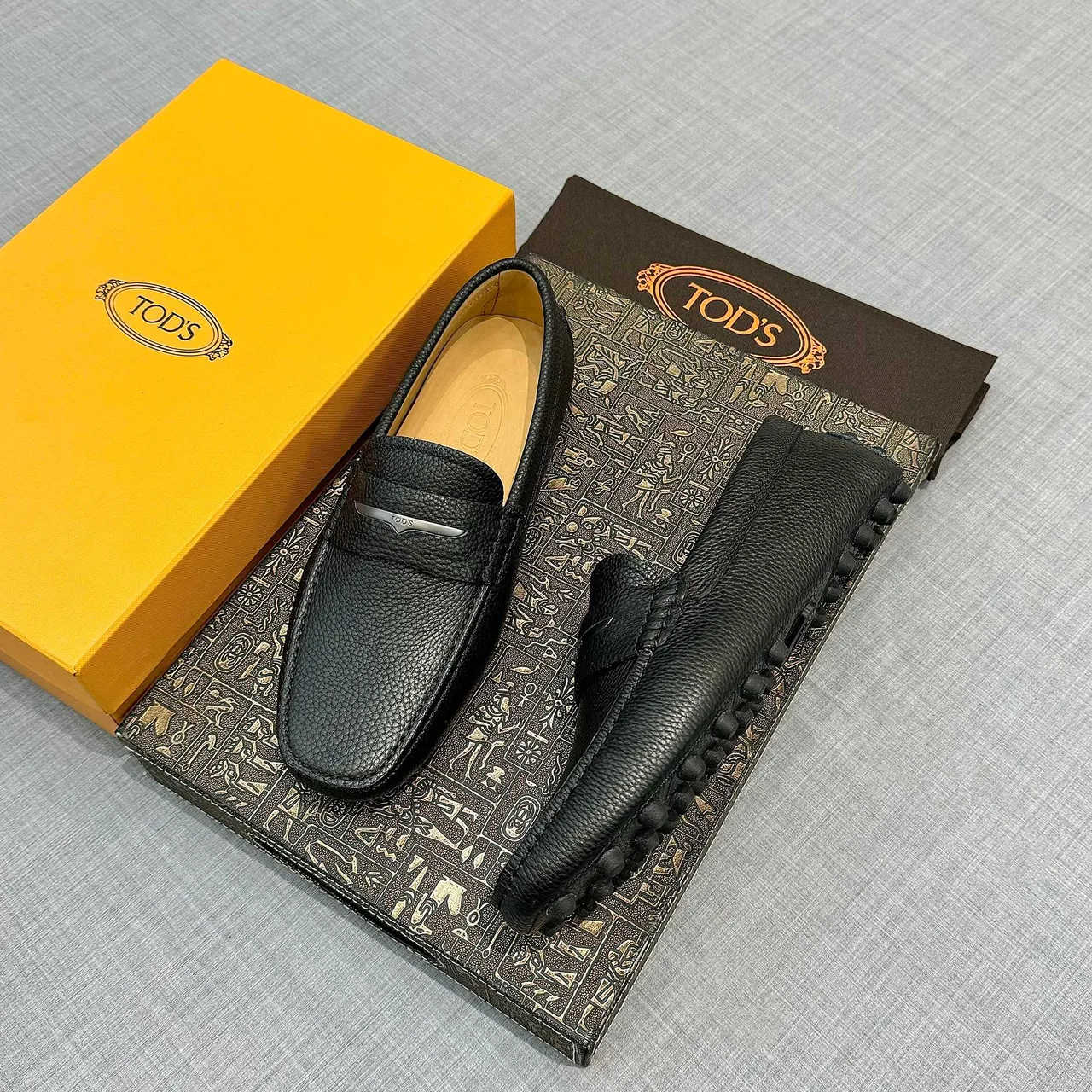 Tod's काले पेब्ल्ड लेदर मेटल बार लोफर्स 2