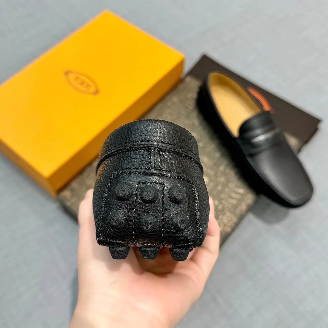 Tod's काले पेब्ल्ड लेदर मेटल बार लोफर्स 3