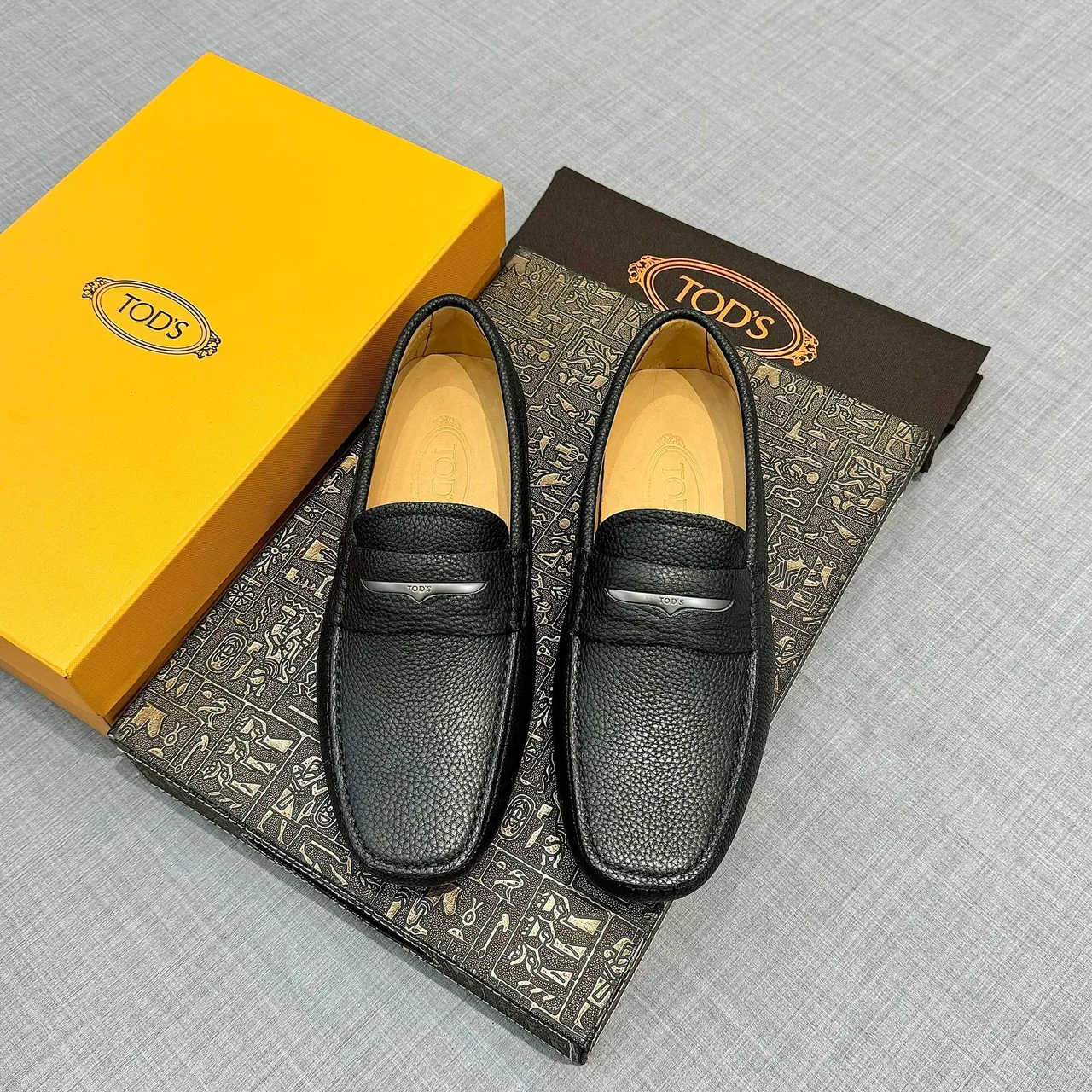 Tod's काले पेब्ल्ड लेदर मेटल बार लोफर्स 6