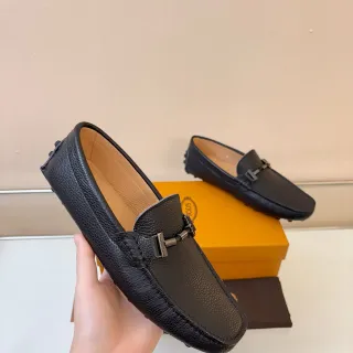 Tod's Horsebit Loafer काली पेबल्ड चमड़ी का स्लिप-ऑन लोअफर