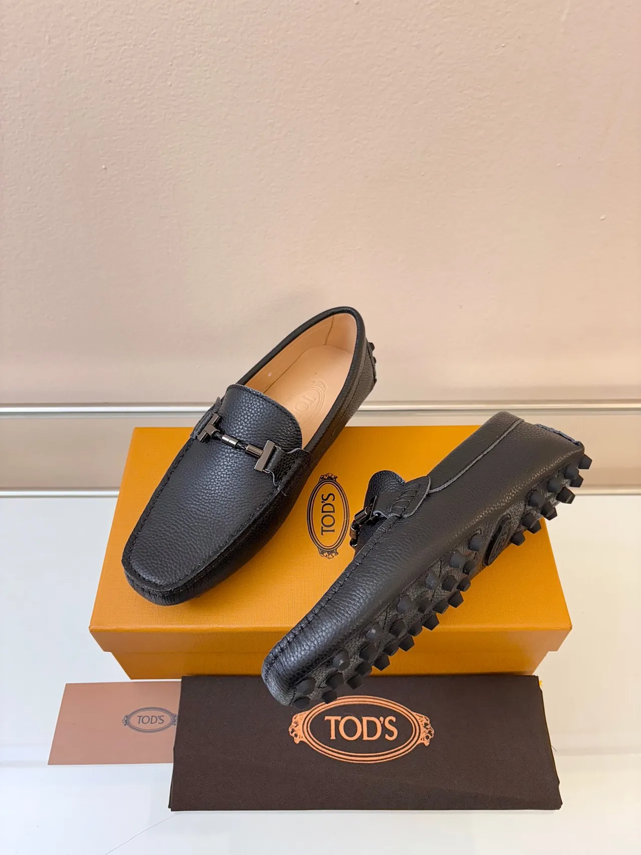 Tod's Horsebit Loafer काली पेबल्ड चमड़ी का स्लिप-ऑन लोअफर 2