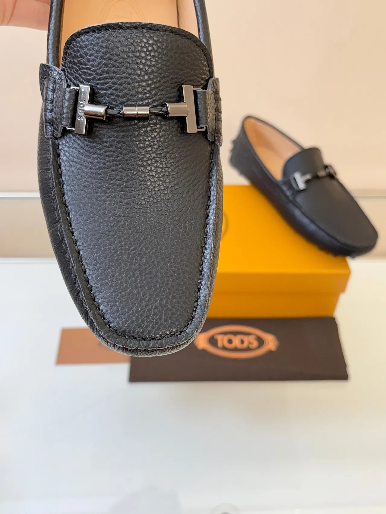 Tod's Horsebit Loafer काली पेबल्ड चमड़ी का स्लिप-ऑन लोअफर 3