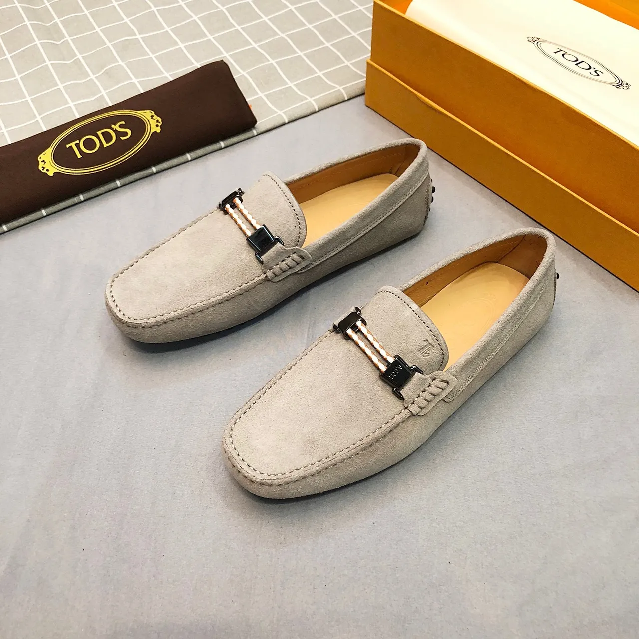 Tod's Horsebit Loafer Mocassim de Camurça Cinza Claro Masculino 2
