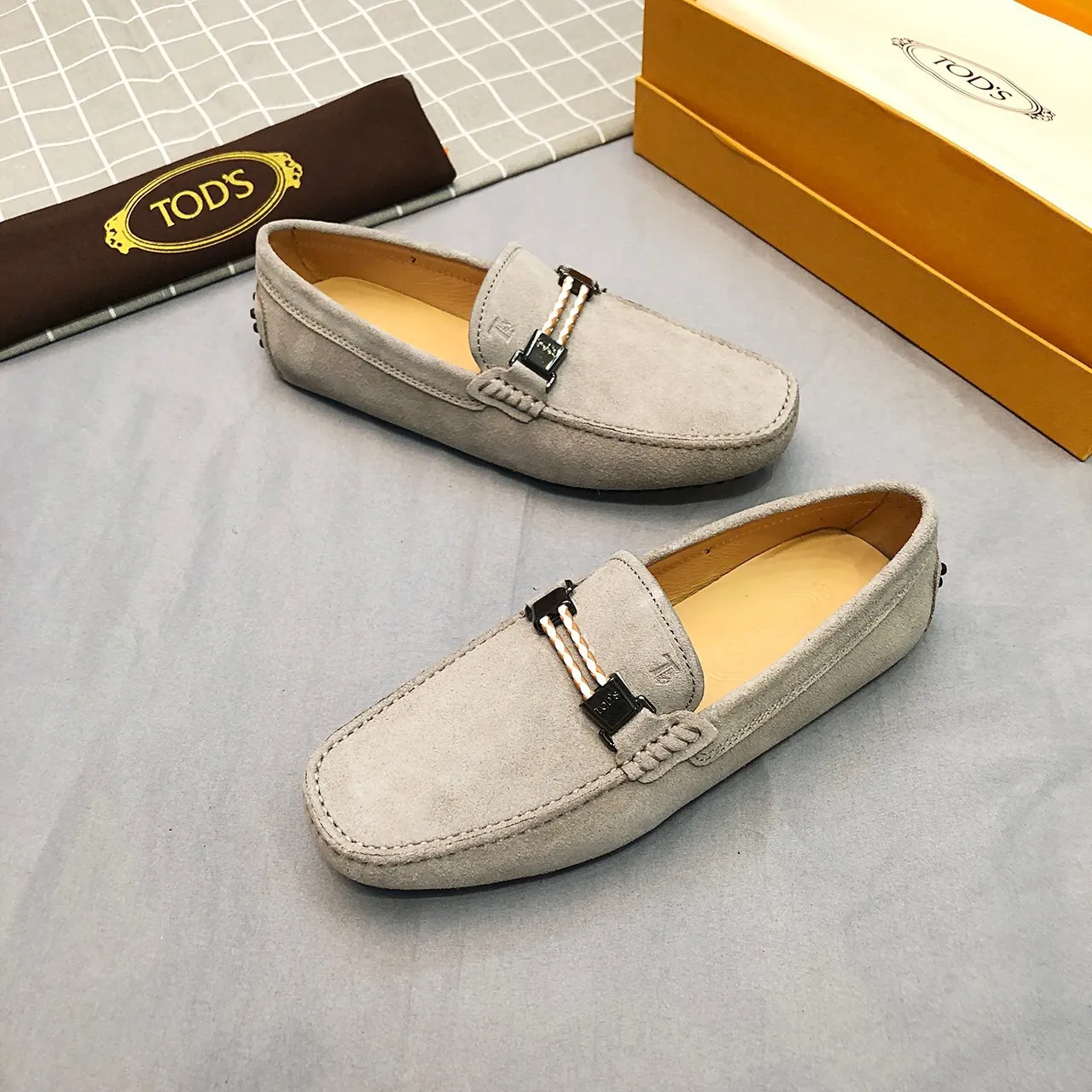Tod's Horsebit Loafer Mocassim de Camurça Cinza Claro Masculino 3