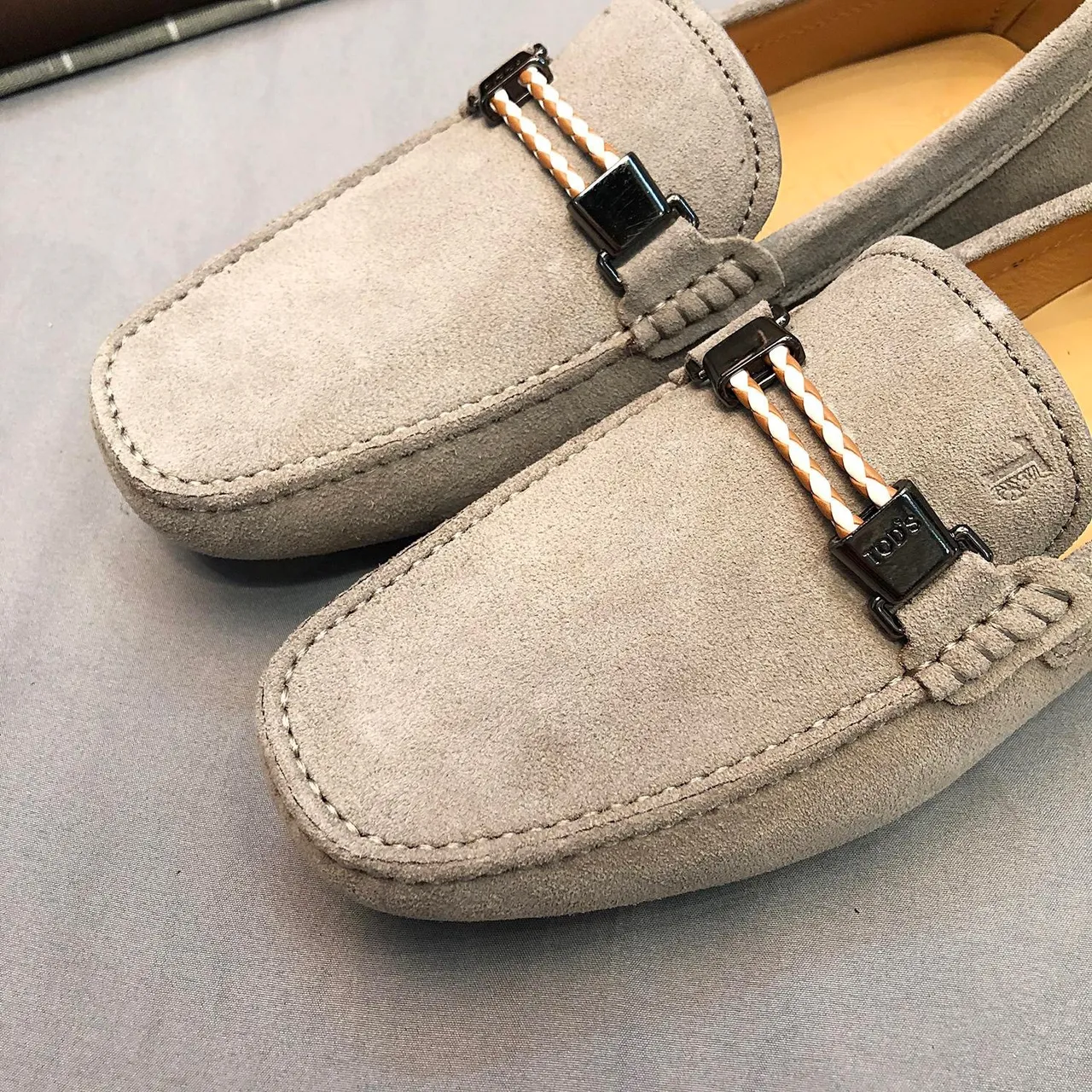 Tod's Horsebit Loafer Mocassim de Camurça Cinza Claro Masculino 5