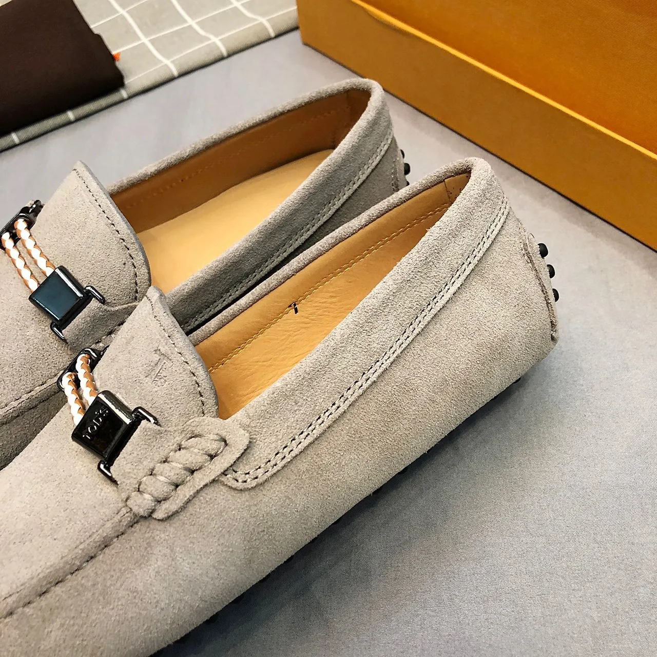 Tod's Horsebit Loafer Mocassim de Camurça Cinza Claro Masculino 6