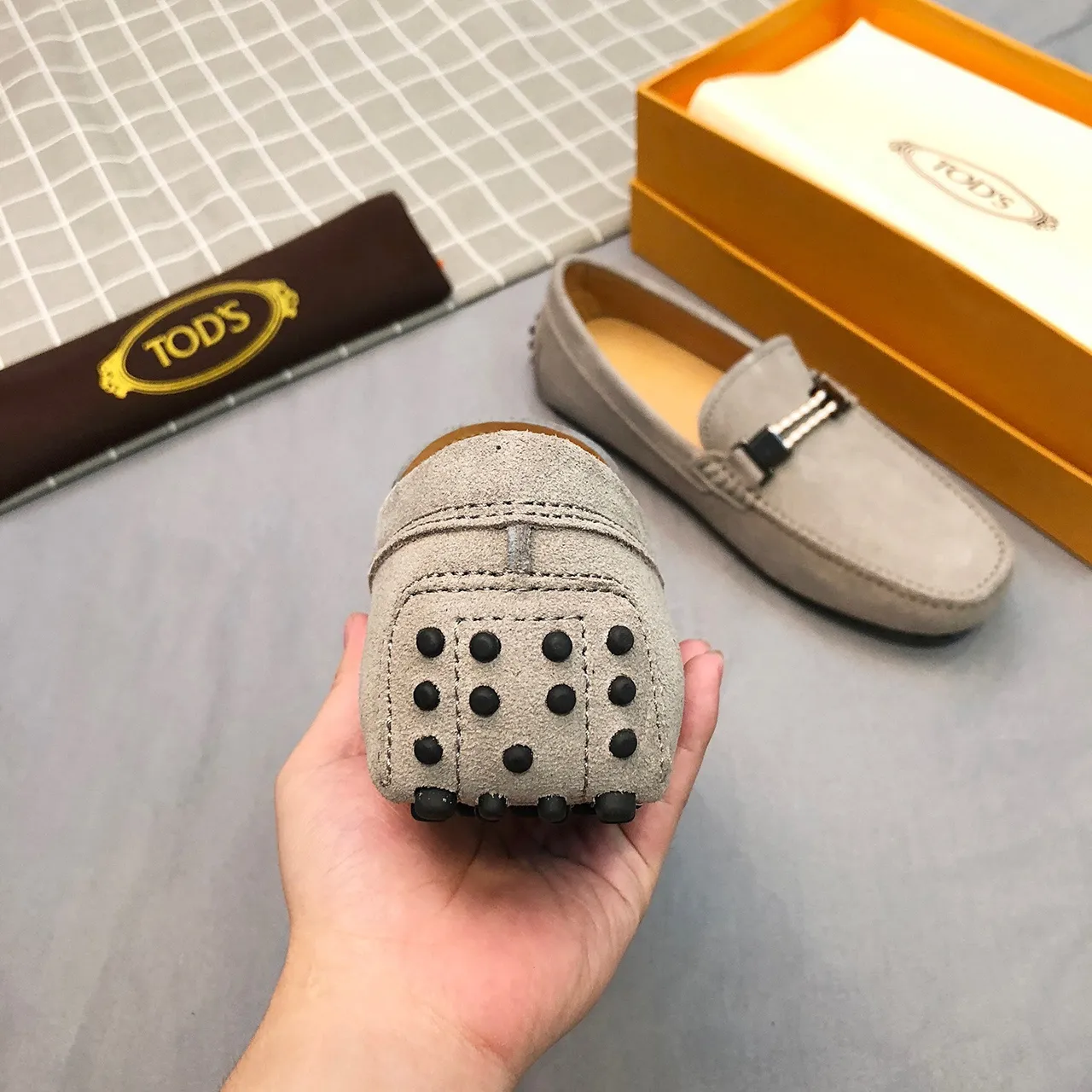 Tod's Horsebit Loafer Mocassim de Camurça Cinza Claro Masculino 7