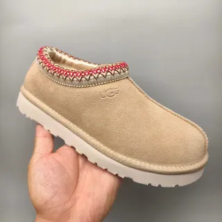 UGG 米色红色麂皮鞋面刺绣装饰休闲鞋