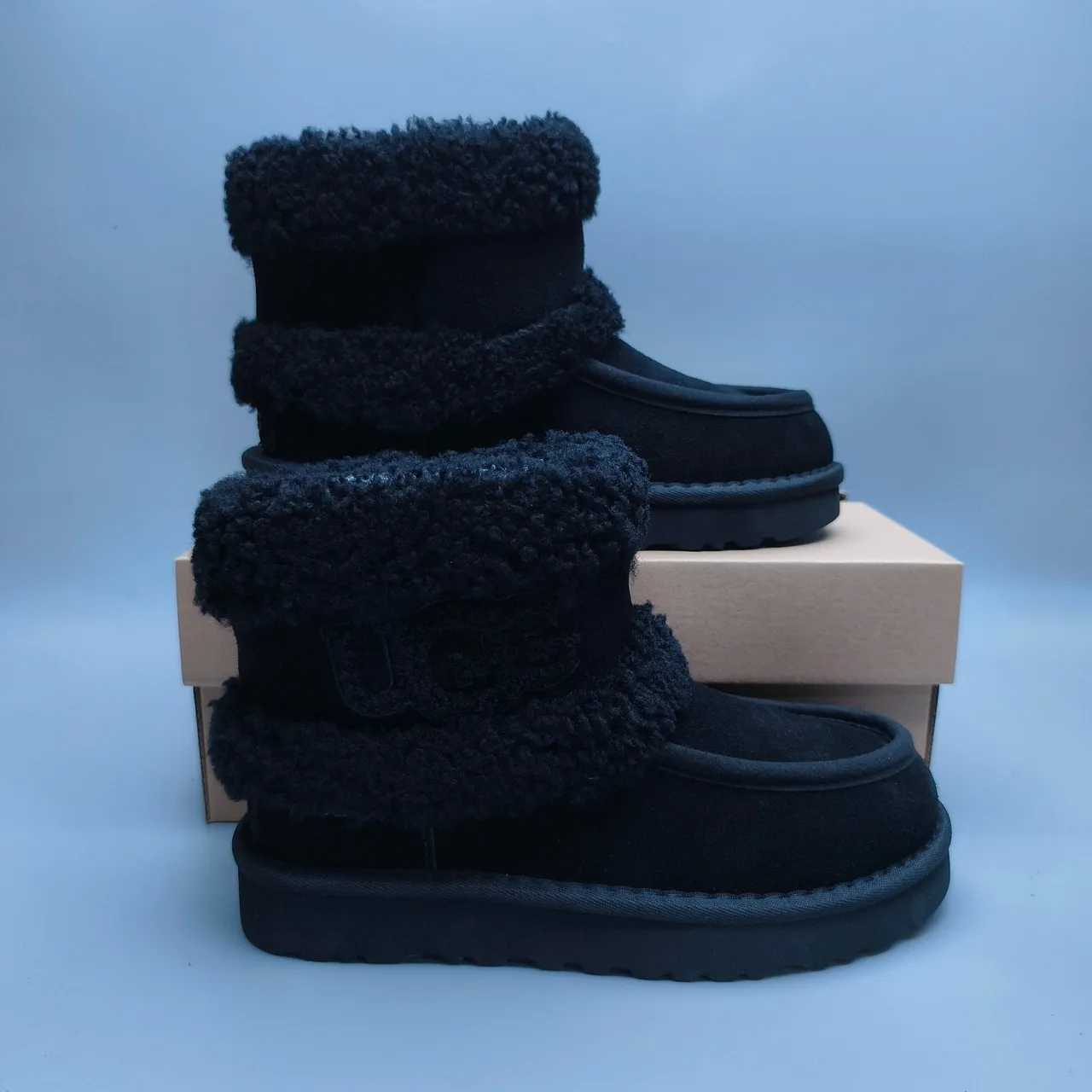 UGG কালো শিয়ারলিং-কুফড সুয়েড উপর স্নো বুটস 5
