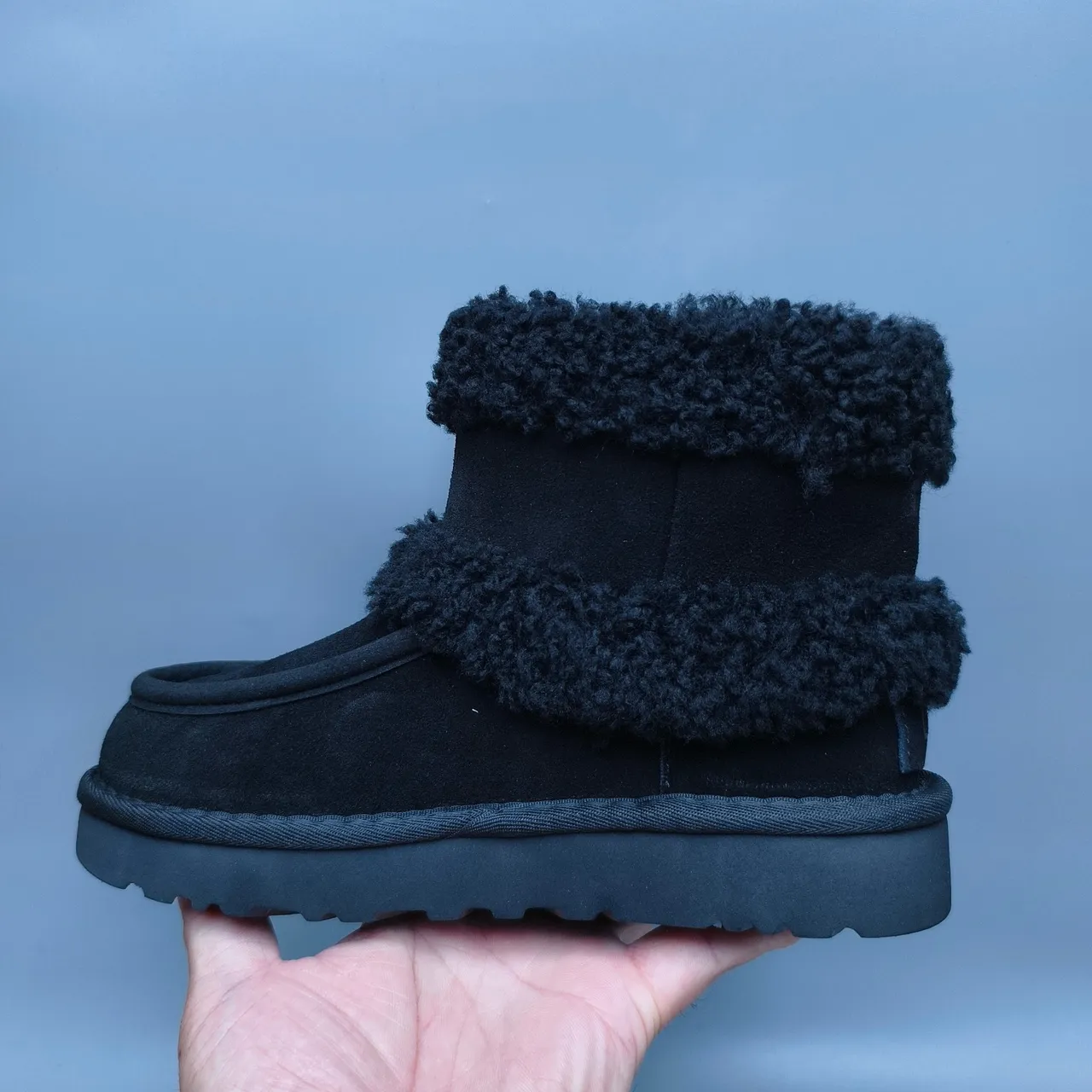 UGG কালো শিয়ারলিং-কুফড সুয়েড উপর স্নো বুটস 7