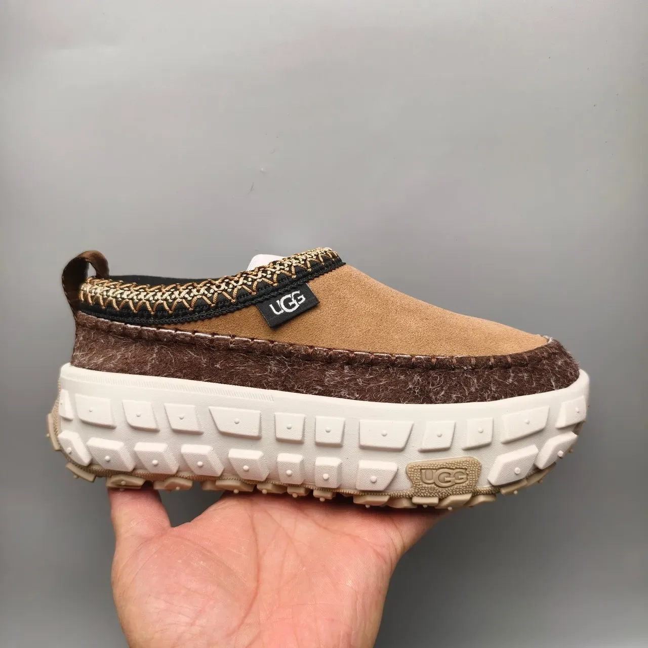 UGG ब्राउन बीज स्लिप-ऑन फील्ट-ट्रिम्ड केजुअल जूते 2