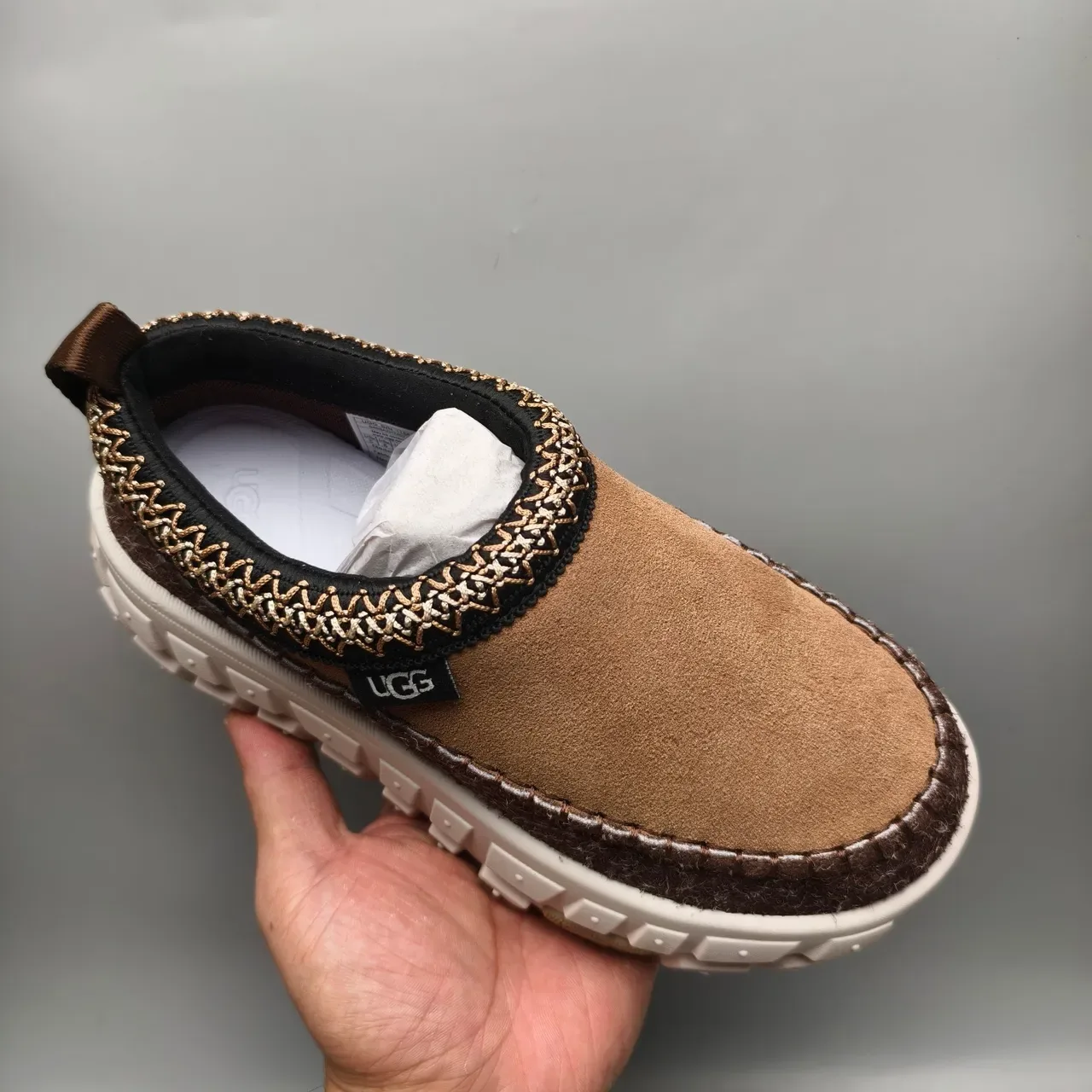 UGG ब्राउन बीज स्लिप-ऑन फील्ट-ट्रिम्ड केजुअल जूते 3