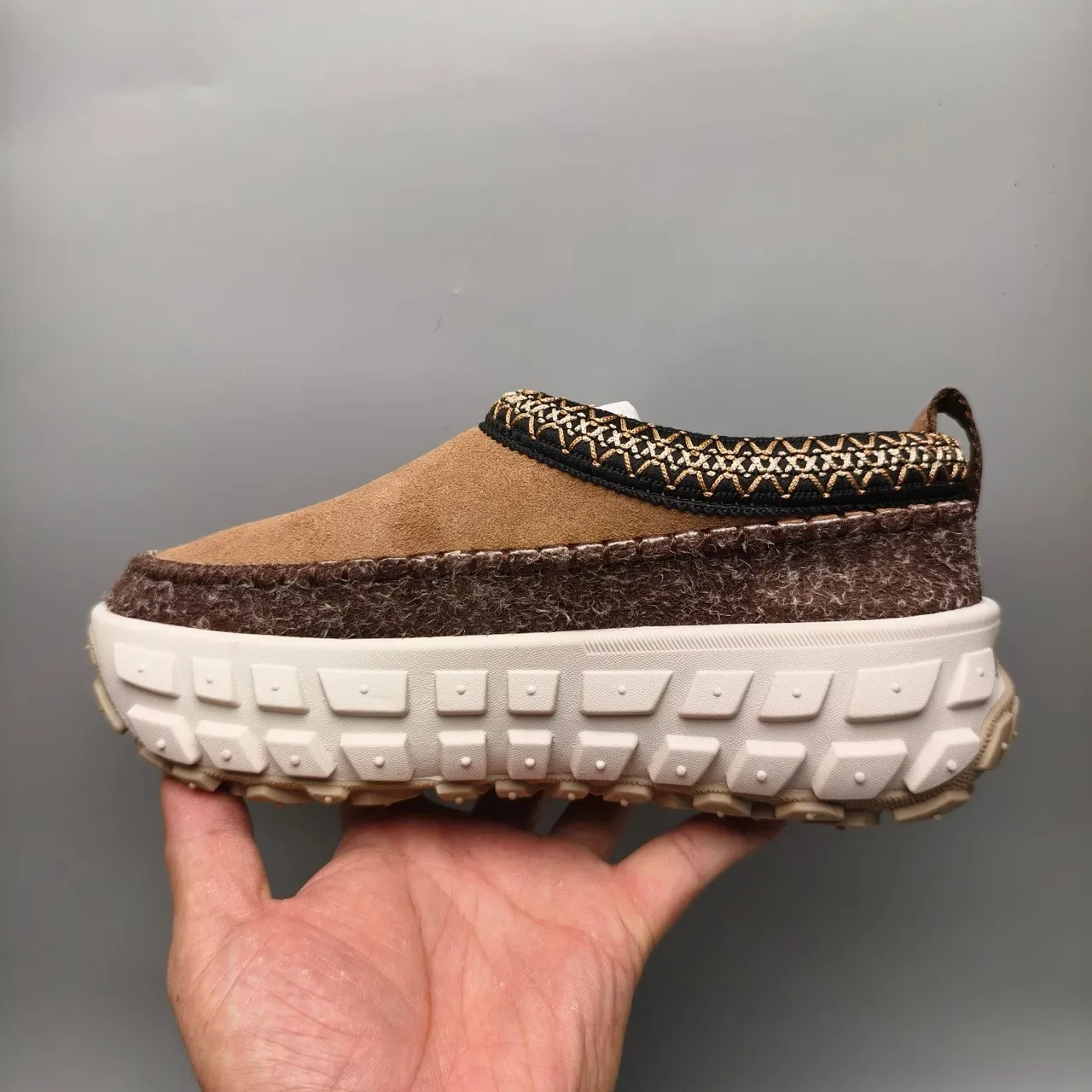 UGG ब्राउन बीज स्लिप-ऑन फील्ट-ट्रिम्ड केजुअल जूते 7