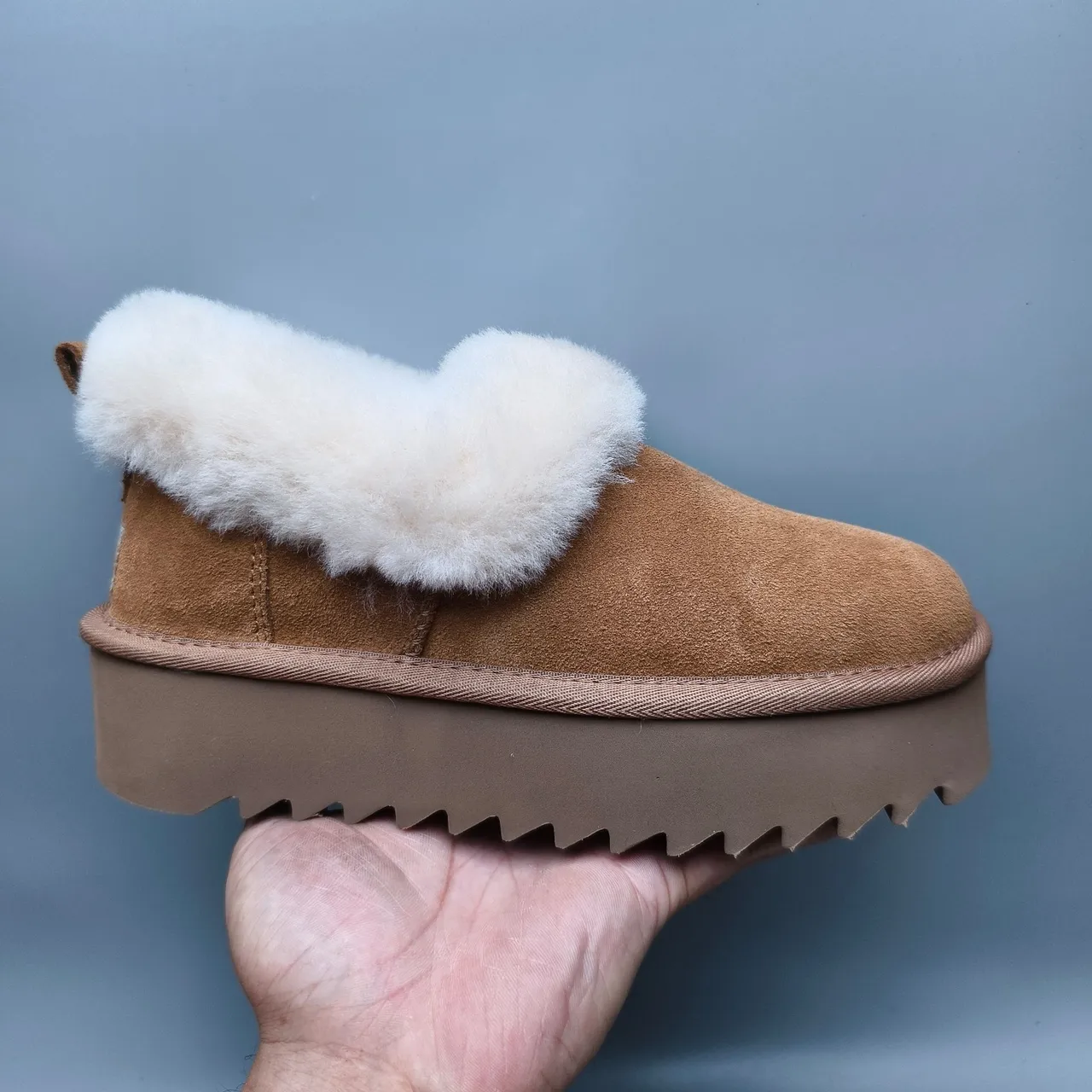 UGG حذاء ثلجي بني بيج مدبوغ علوي كولار شيرلينج مطوي 2