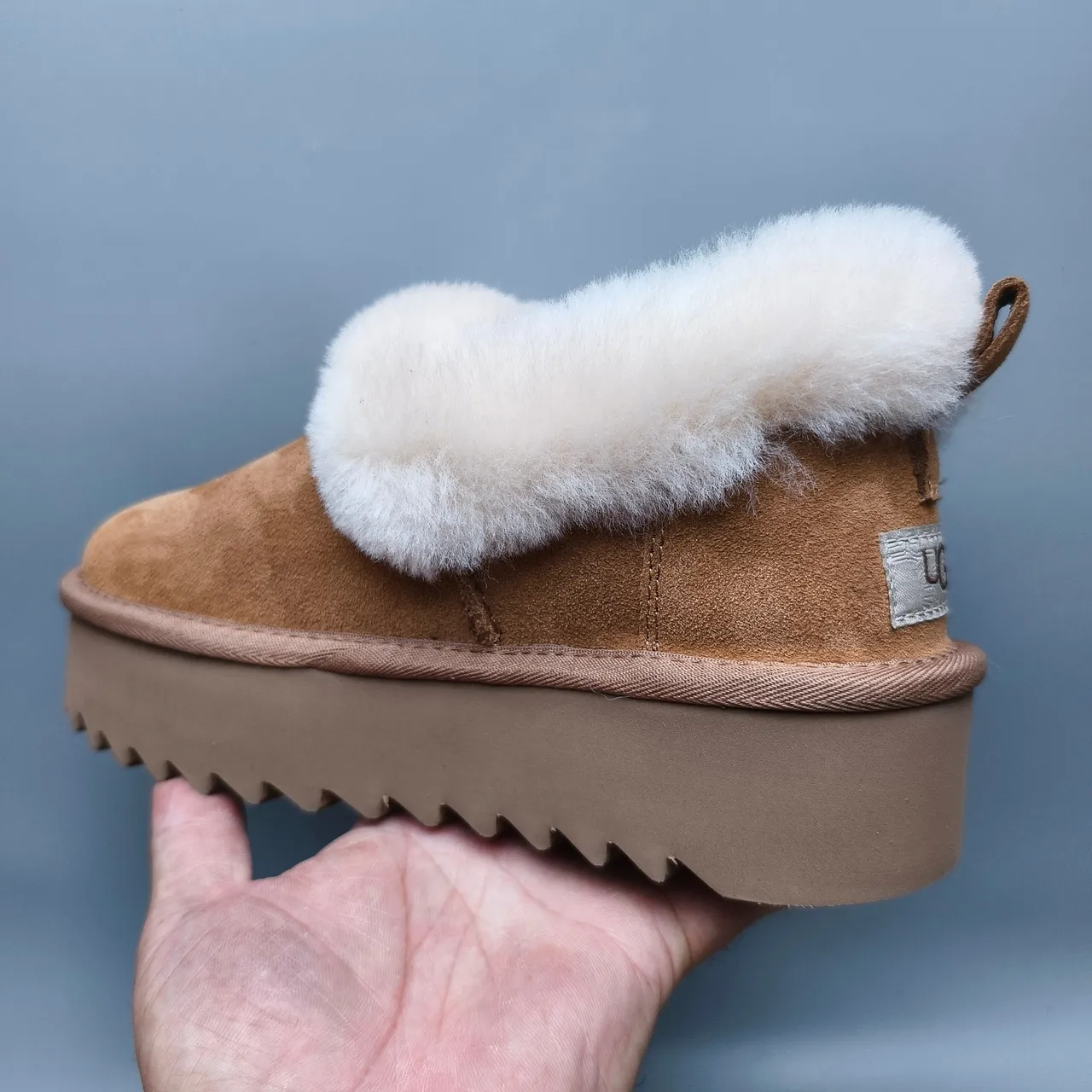 UGG حذاء ثلجي بني بيج مدبوغ علوي كولار شيرلينج مطوي 4
