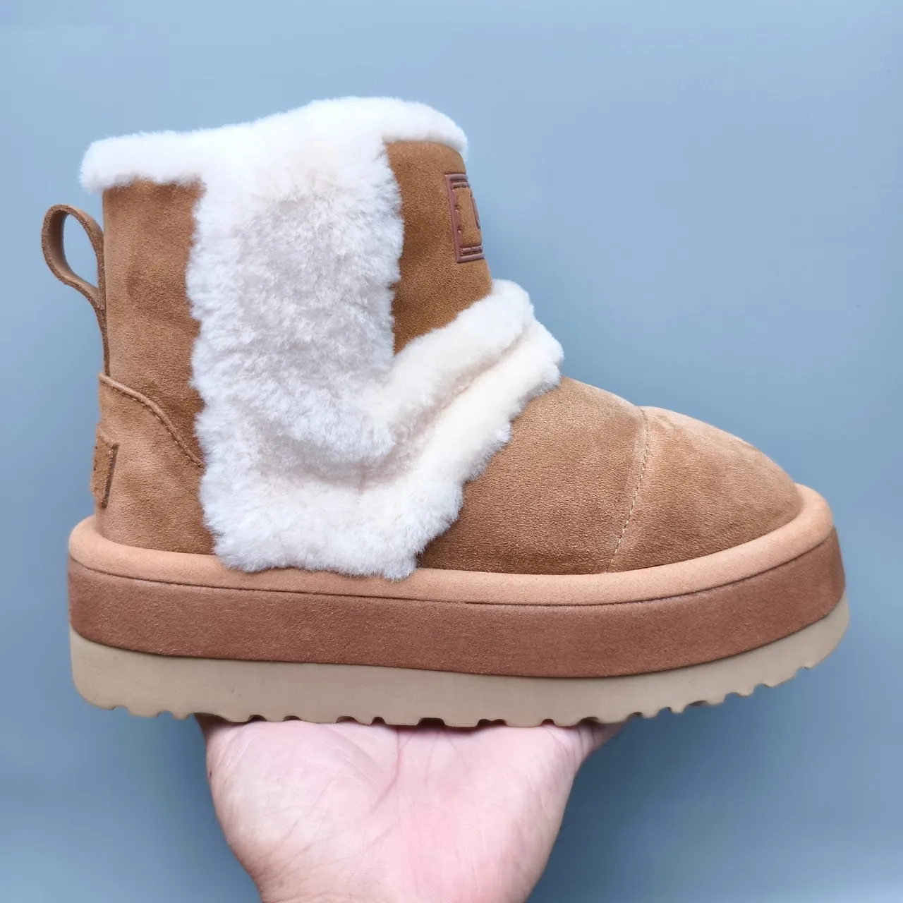 UGG 棕白麂皮上层 折叠羊毛袖口 雪靴 2